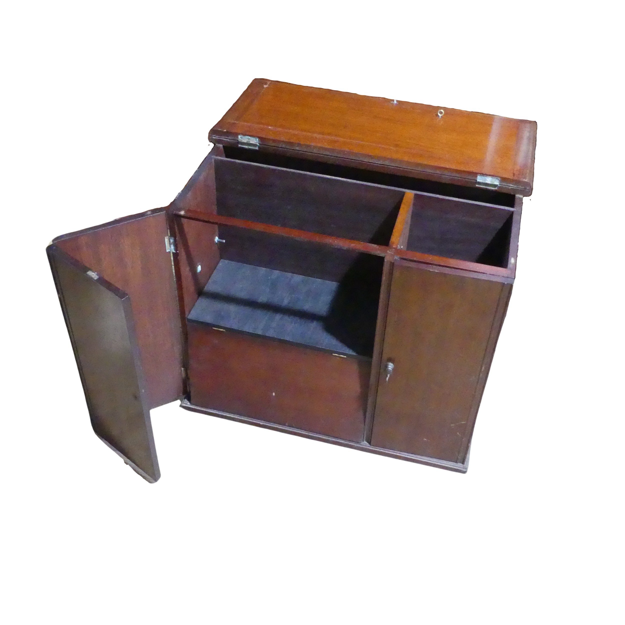 An antique mahogany storage Cabinet, hinged top over three doors concealing varying compartments, - Bild 2 aus 3