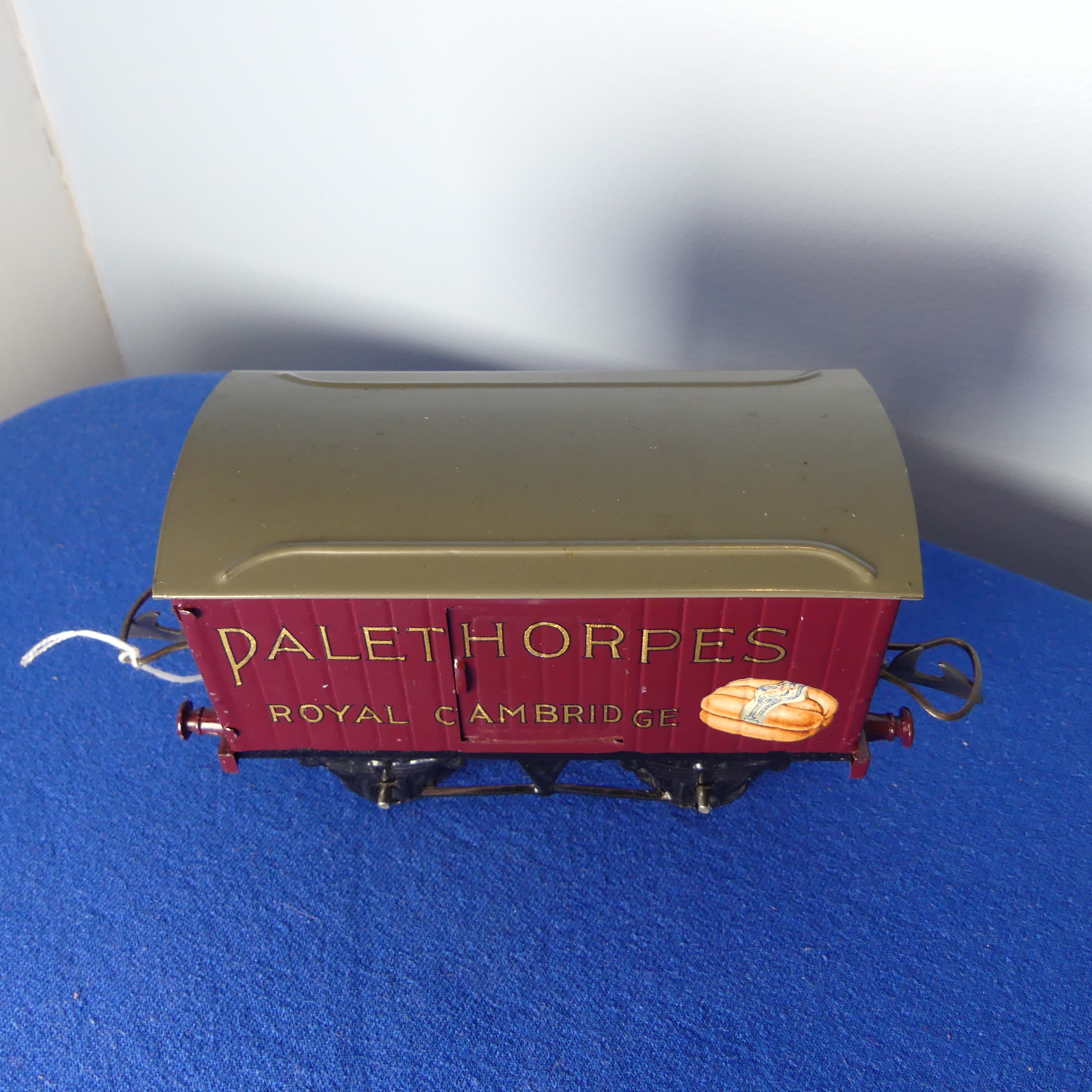 Hornby '0' gauge "Palethorpes Sausage" Van, RS717, maroon body, "Palethorpes Royal Cambridge", - Bild 2 aus 9