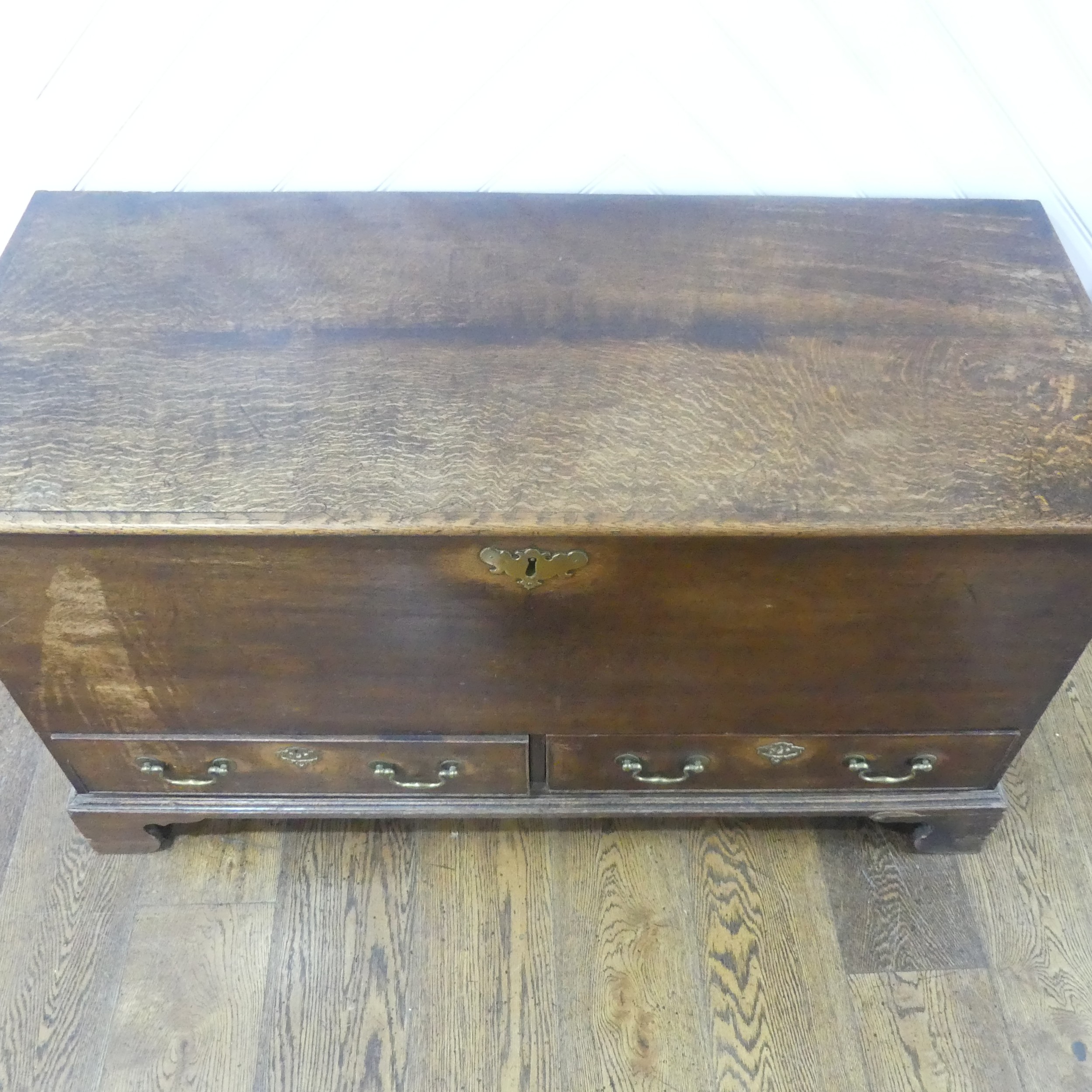 An early Georgian oak mule Chest, rectangular top over two drawers raised on bracket feet, W 124 - Image 4 of 8