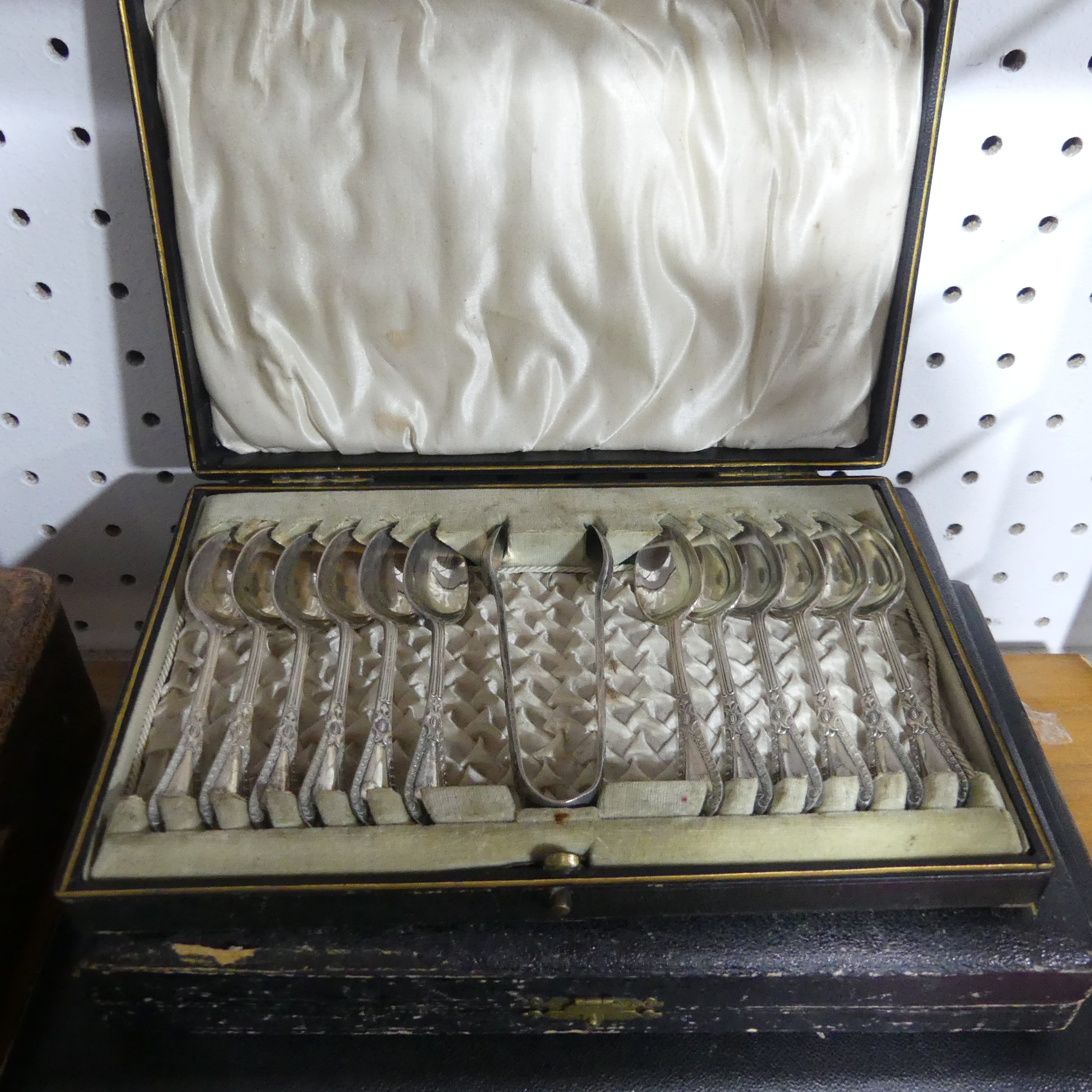 A canteen of silver plated Fish Cutlery, six place setting with mother of pearl handles, in velvet - Image 11 of 14