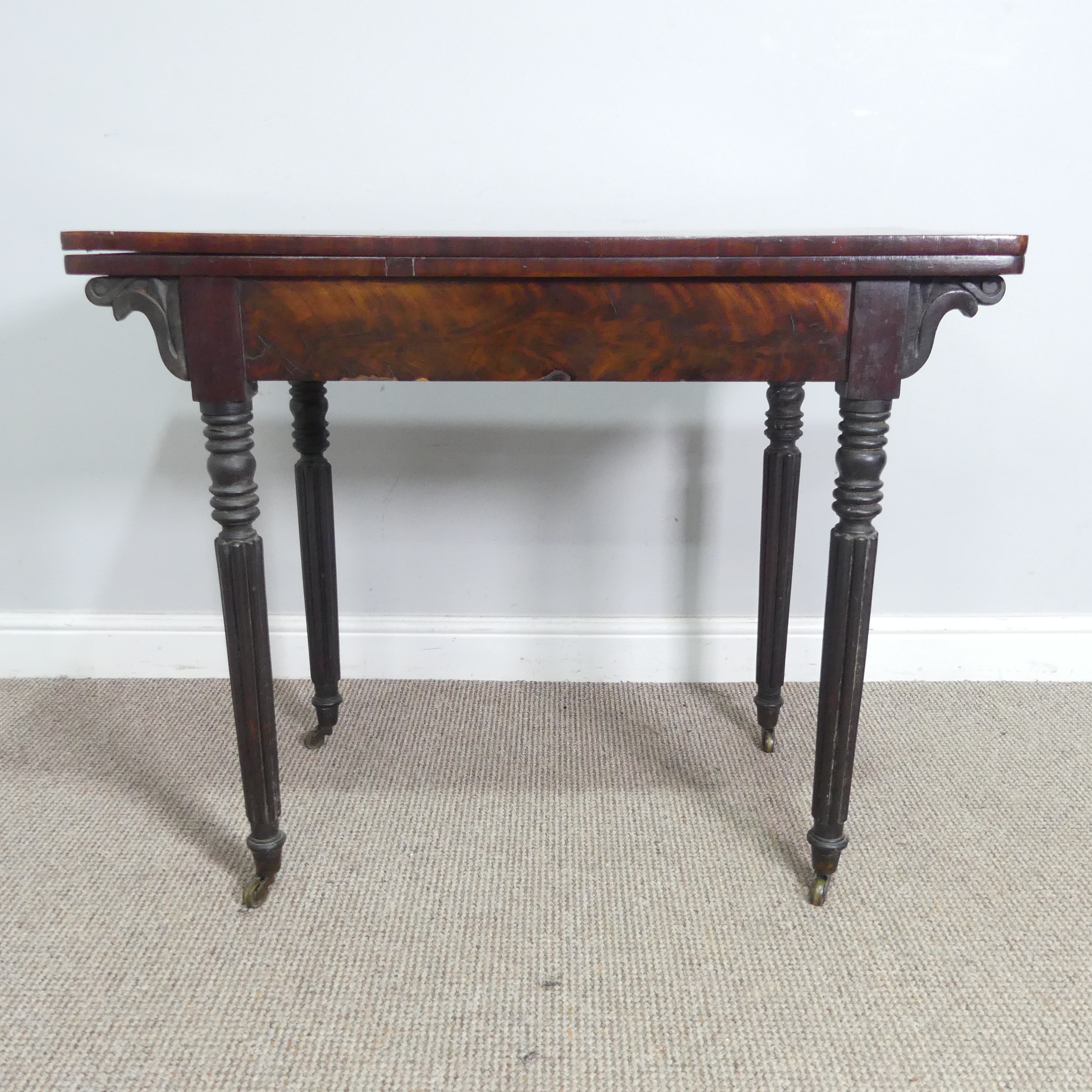 A Regency mahogany card Table, raised on reeded column legs and brass castors, W 91.5 cm x H 74 cm x - Bild 2 aus 7