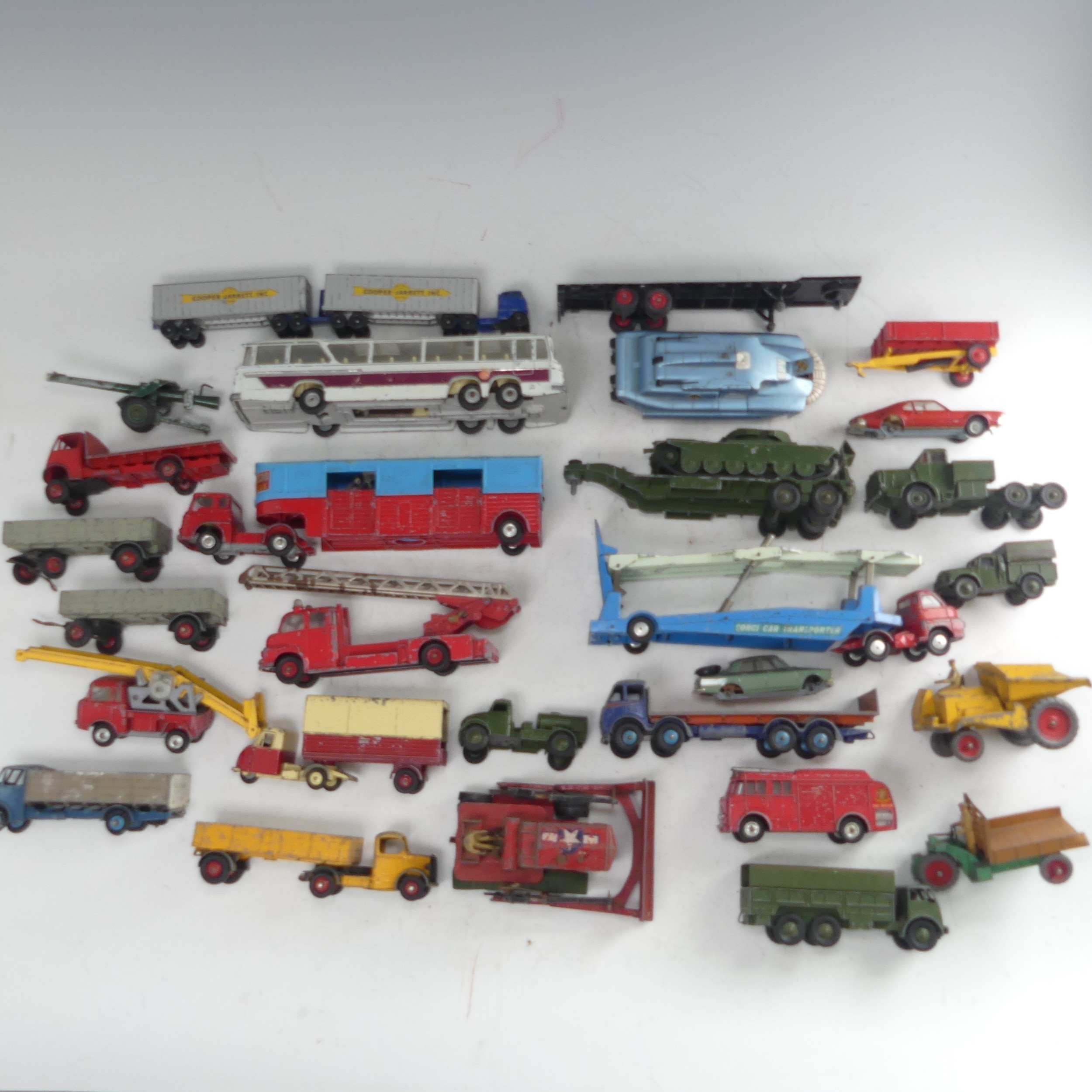 A collection of play-worn die-cast metal toy model cars, commercial and army vehicles, mostly - Bild 3 aus 3