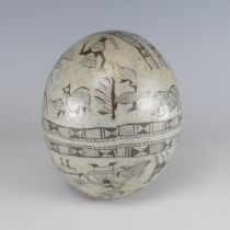 A vintage African decorated Ostrich Egg, L 15 cm.