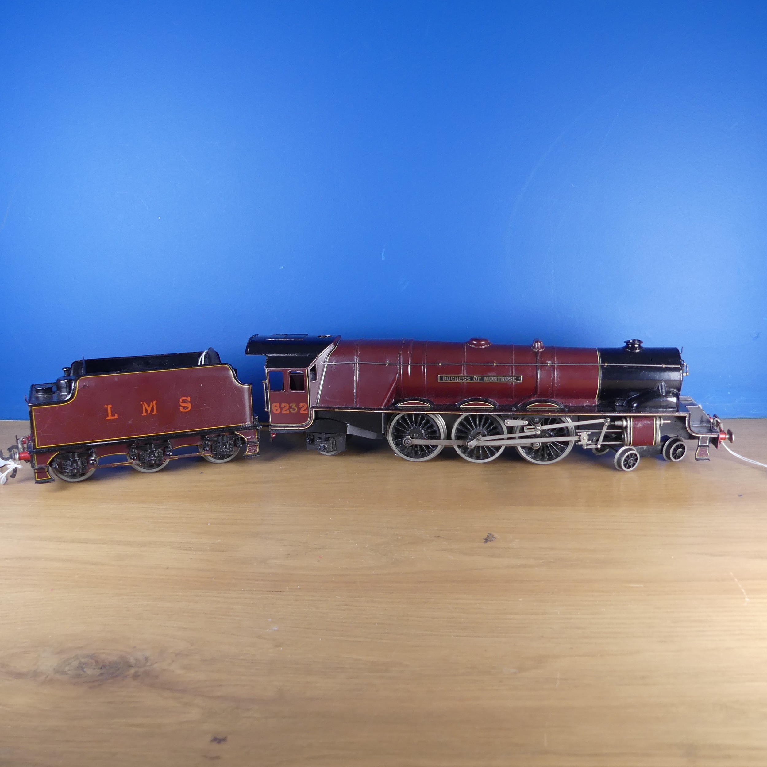 Bassett-Lowke ‘0’ gauge 3-rail electric LMS 'Duchess of Montrose' 4-6-2 Locomotive and six-wheel - Bild 5 aus 8