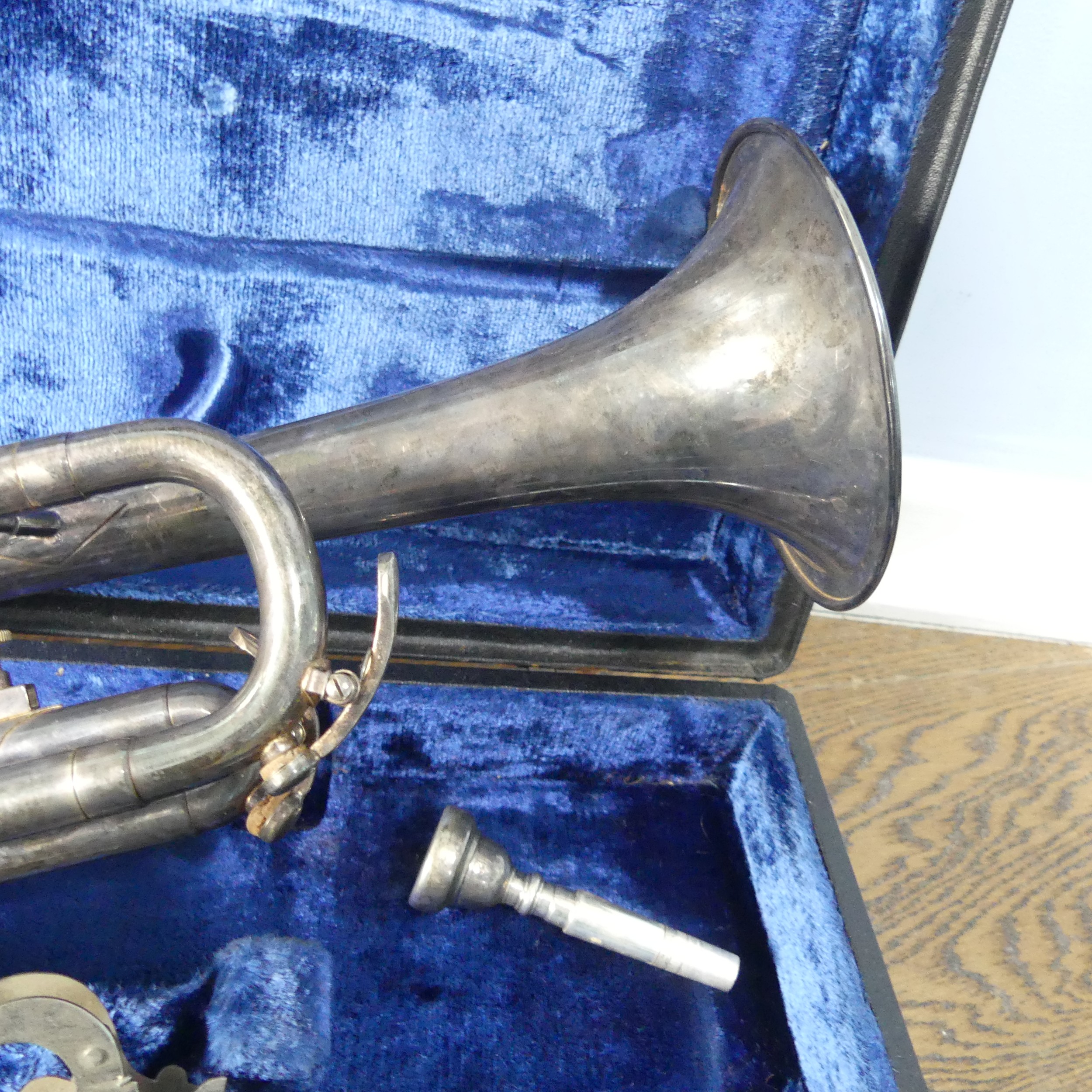 A 'B & M, Champion' silver plated Trumpet, with mouthpiece and stamped 'D123', in fitted hard - Bild 4 aus 7