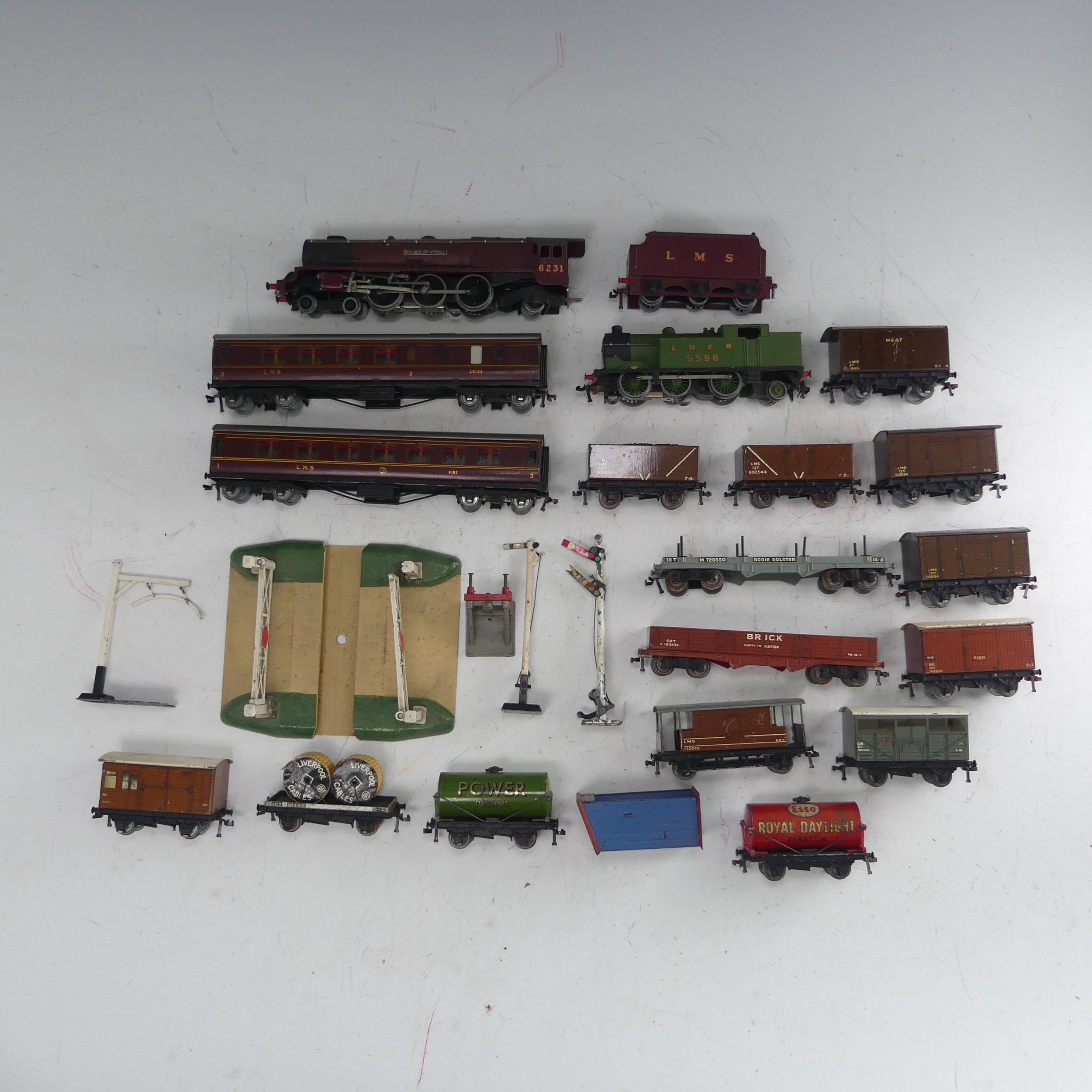 Hornby Dublo: A quantity of '00' gauge model railway, 3-rail electric, including 4-6-2 "Duchess of - Image 6 of 6