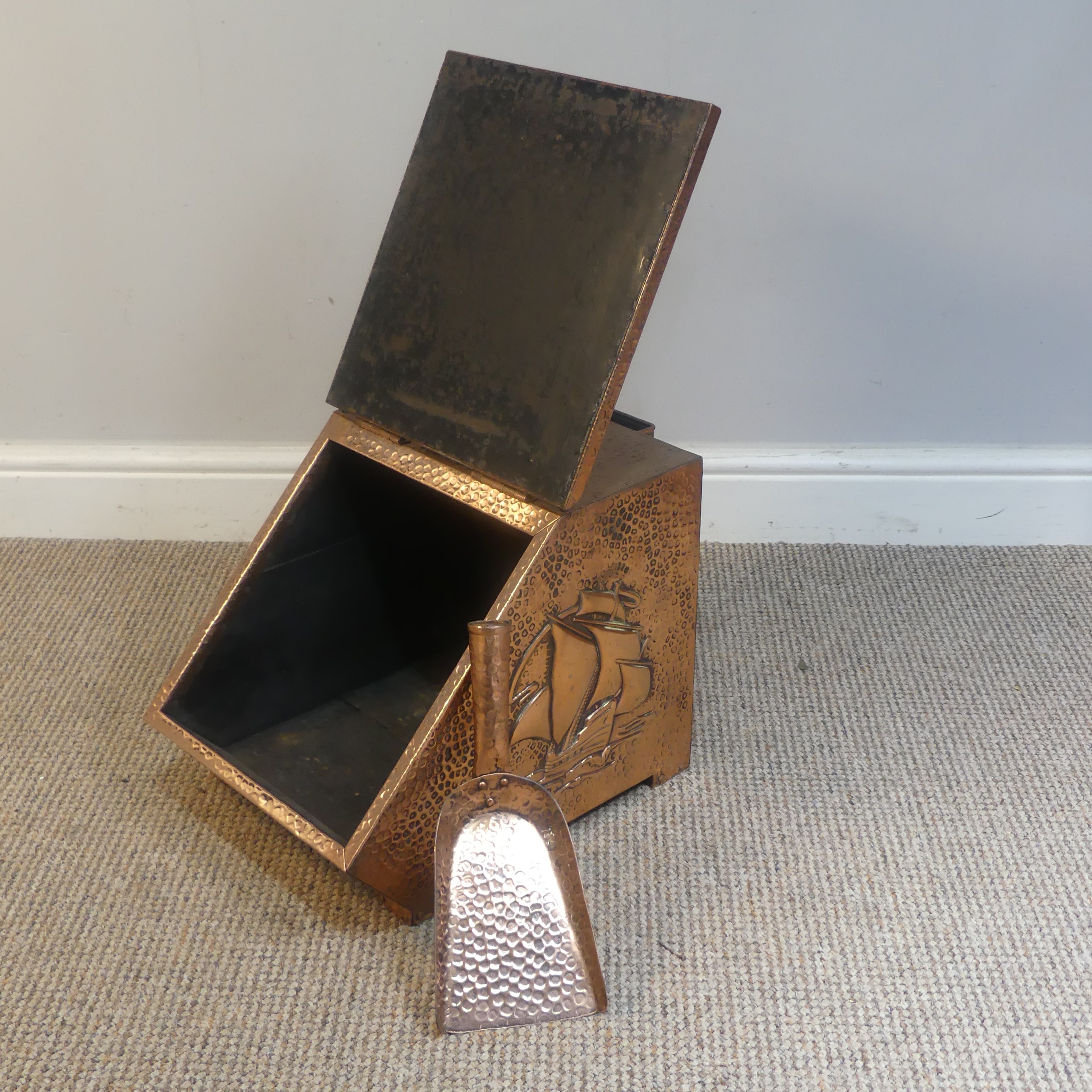 J & F Poole of Hayle Arts & Crafts copper coal Scuttle, with distinctive hammered finish and - Image 6 of 10