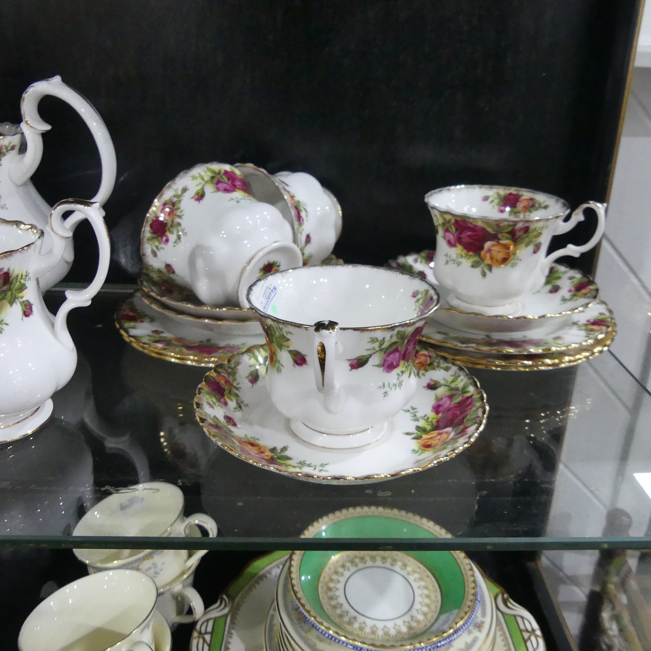 A 19th century Staffordshire part tea set, comprising teapot, sugar basin and cream jug with sixteen - Image 3 of 10