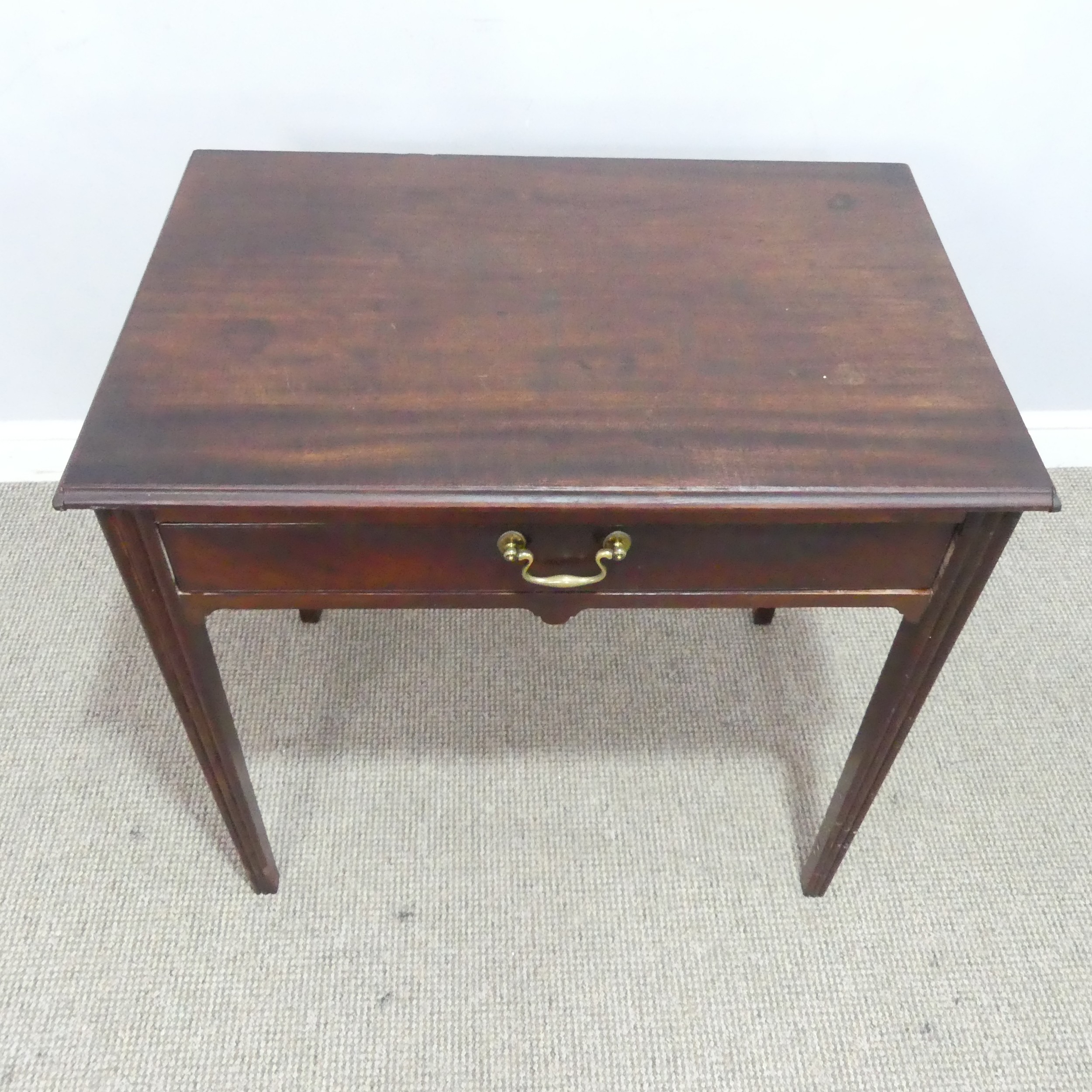 A Georgian mahogany side Table, moulded top over one drawer, raised on reeded legs, W 75.5 cm x H - Bild 2 aus 7