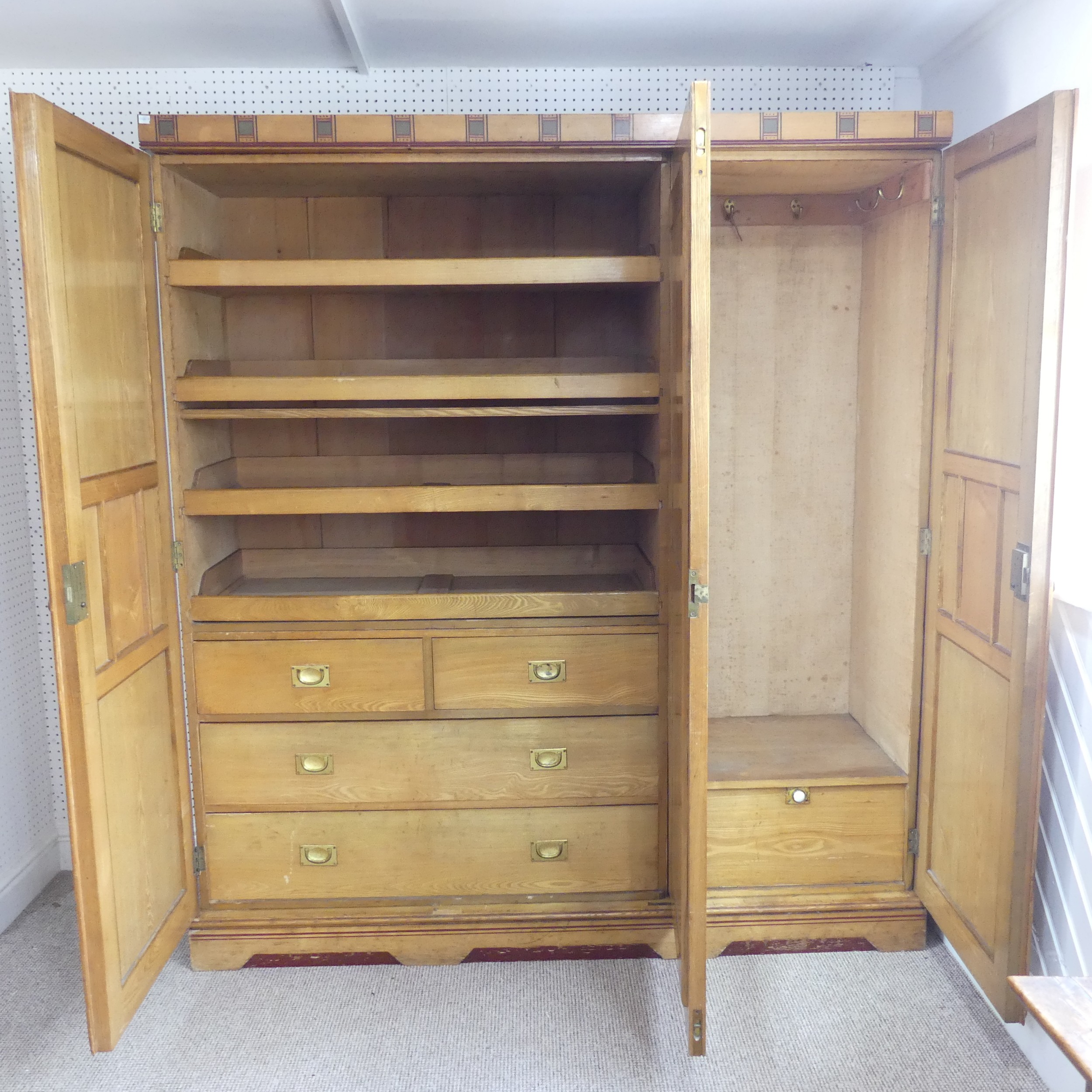 A good Aesthetic Movement pitch pine and oak Bedroom Suite, circa 1870, all pieces with matching - Bild 11 aus 20