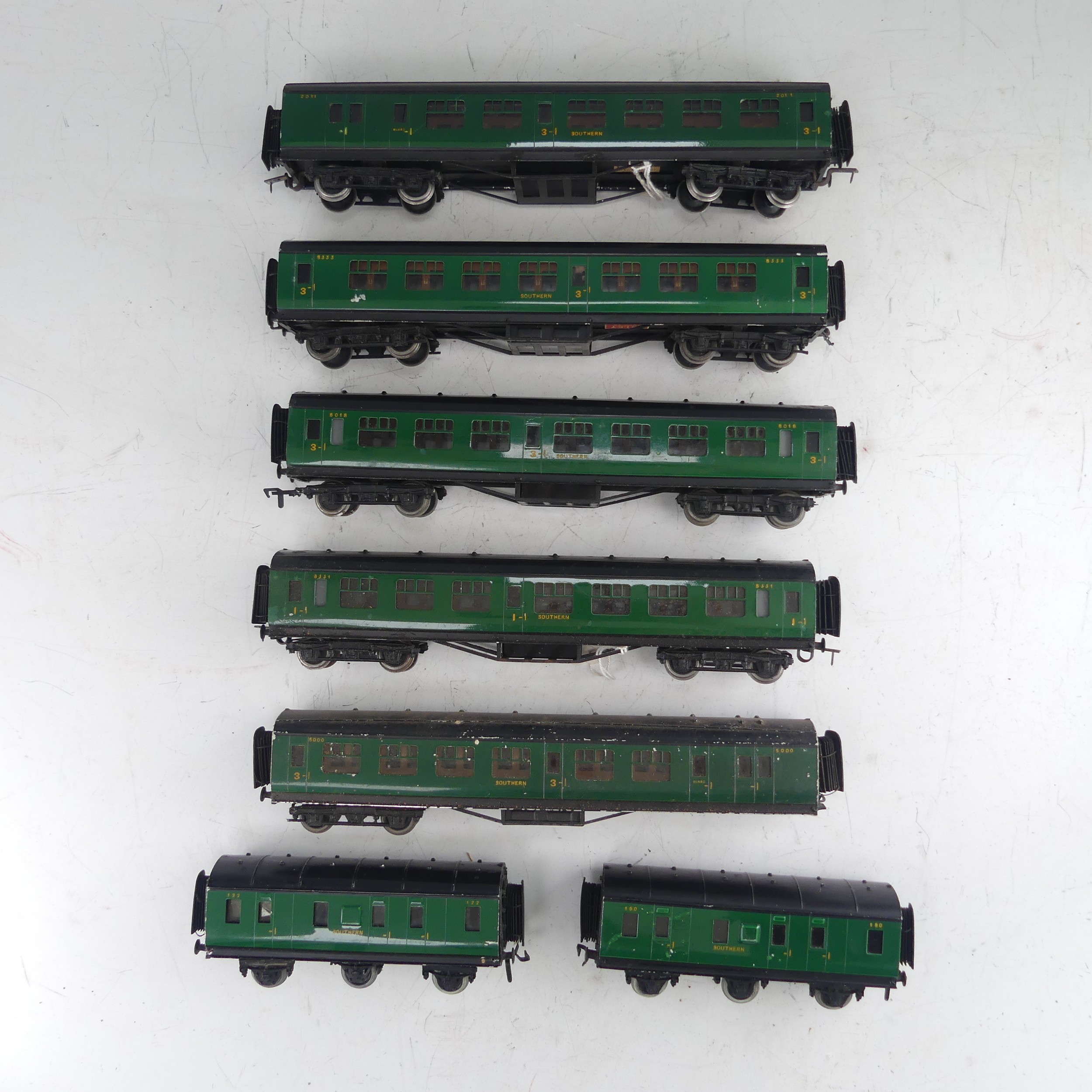 Exley: five Type K5 ‘00’ gauge S.R. Passenger Coaches, green, one lacking a bogie, and two K6 S.R. - Image 2 of 5