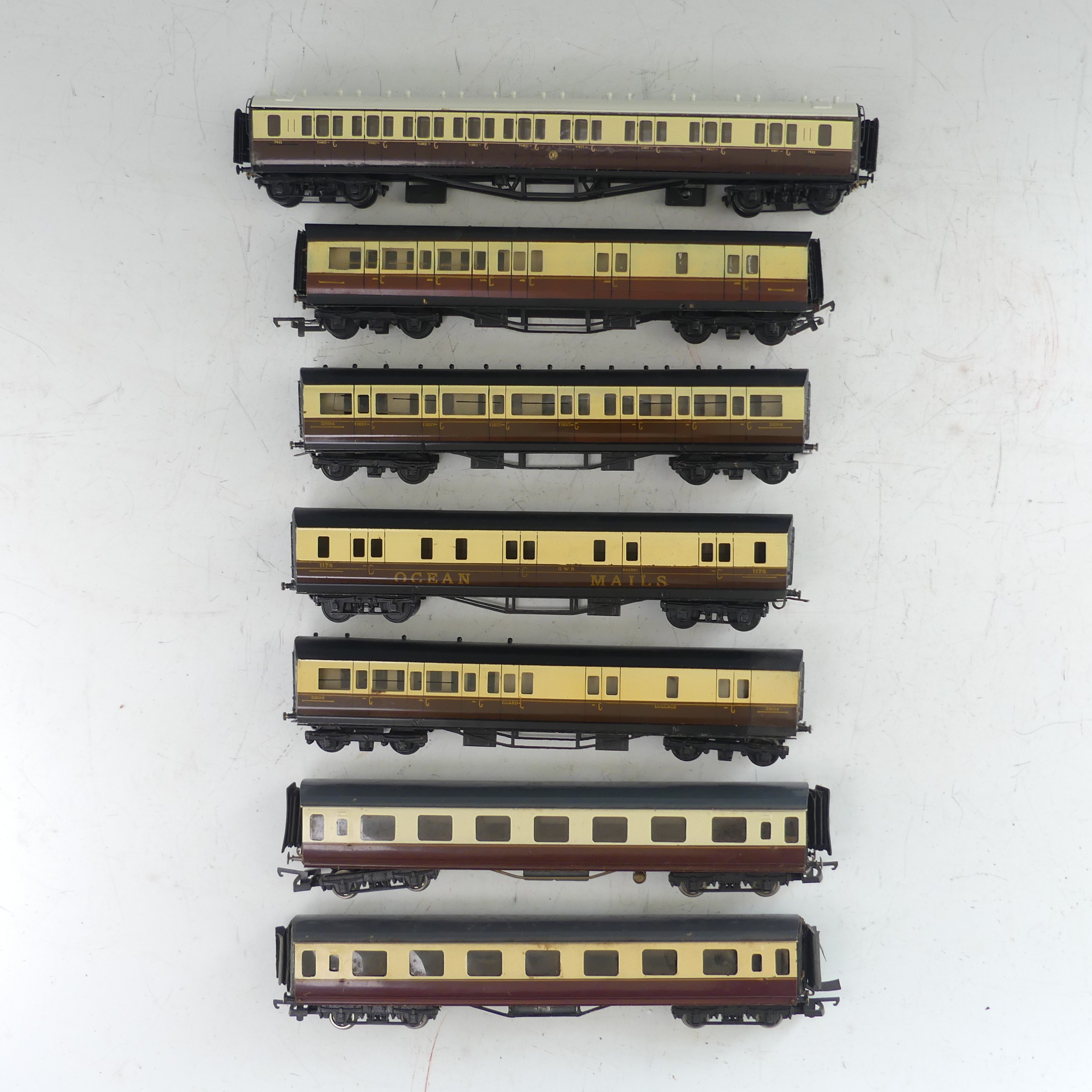 An '00' gauge G.W.R. 70' 1st/3rd Compound Corridor Coach No.7932, chocolate and cream, the base - Image 3 of 8