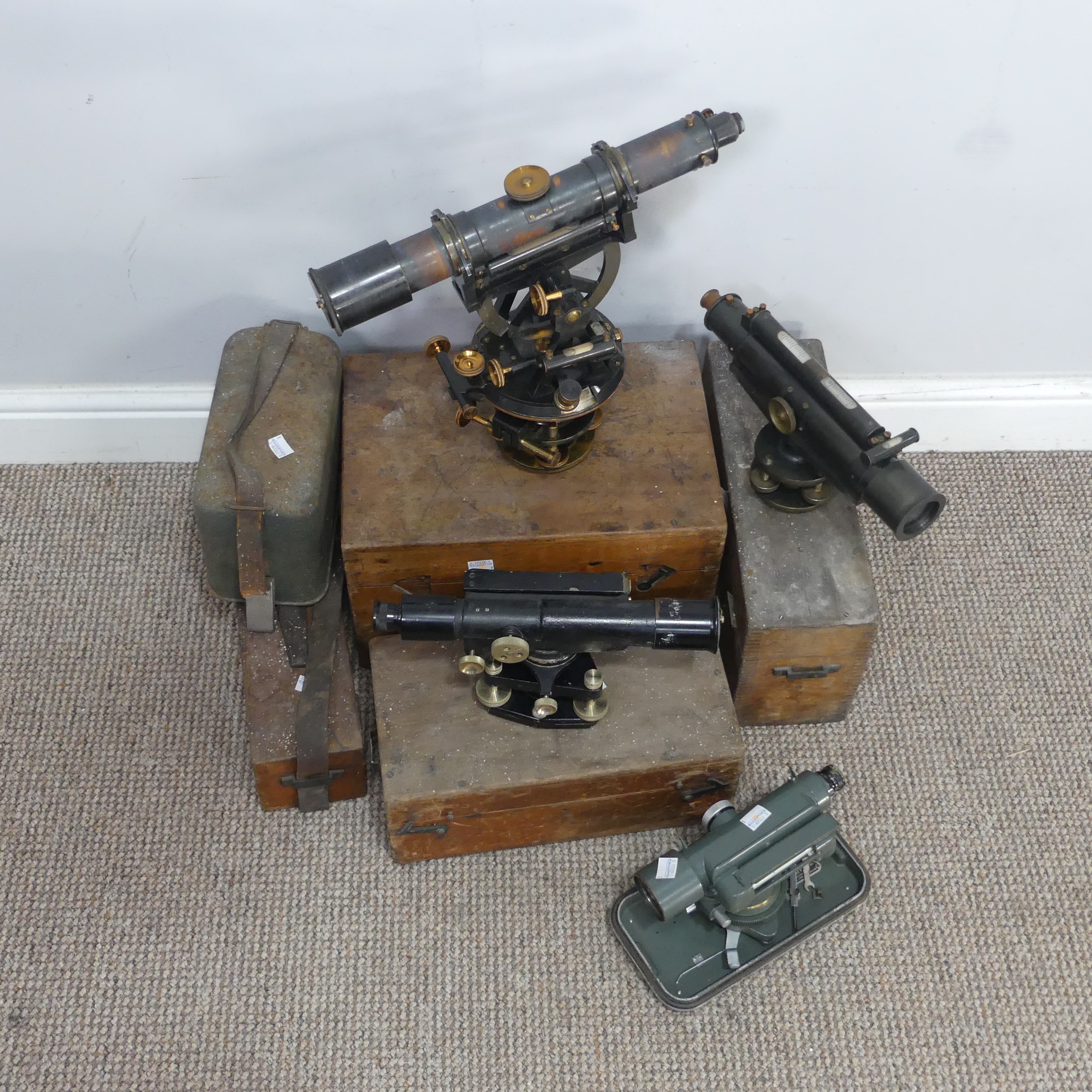 A late 19th / early 20th century lacquered brass Theodolite, unsigned, the telescope with rack and - Bild 2 aus 2