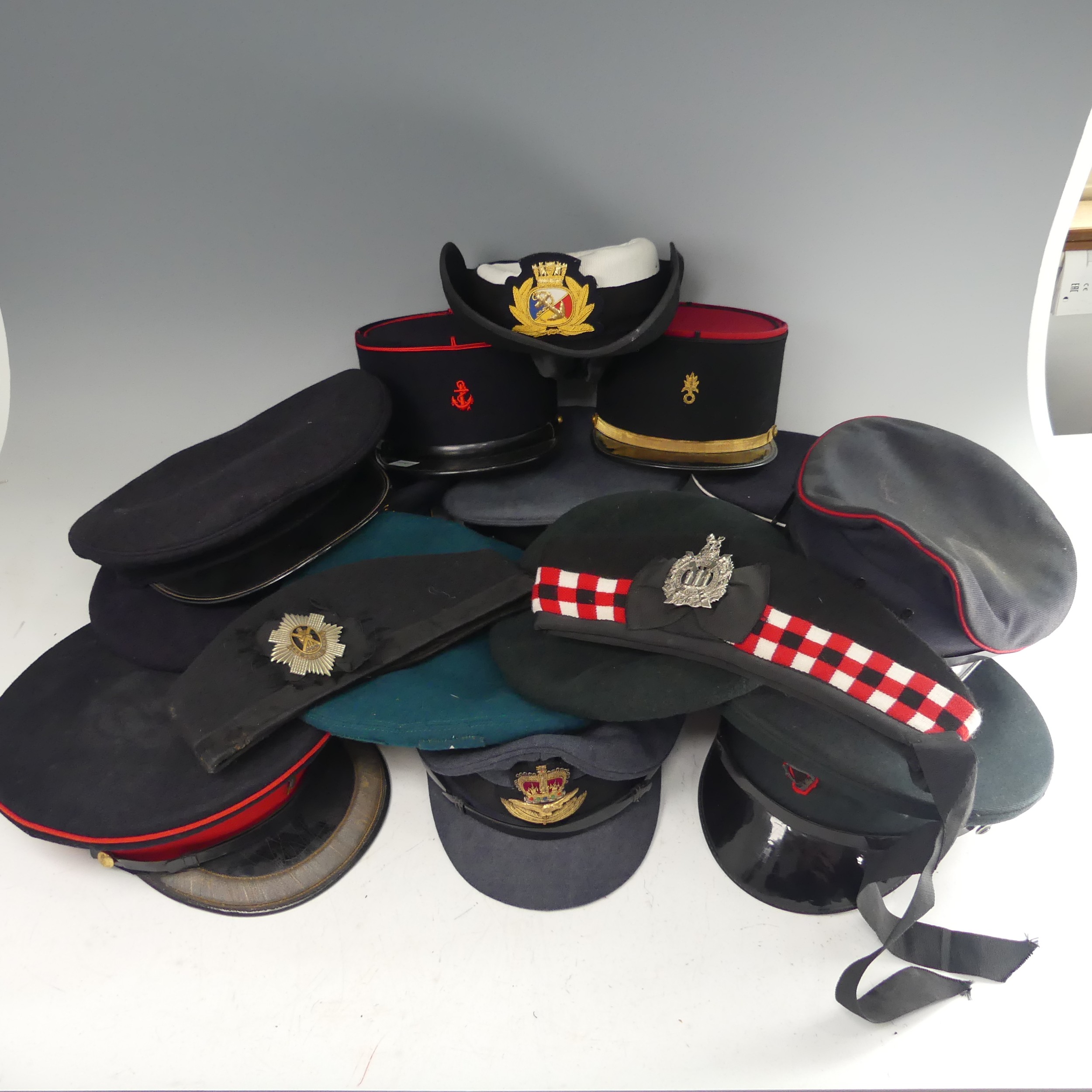 A collection of mainly reproduction British and other military Caps and Hats, including ; peaked - Bild 2 aus 8