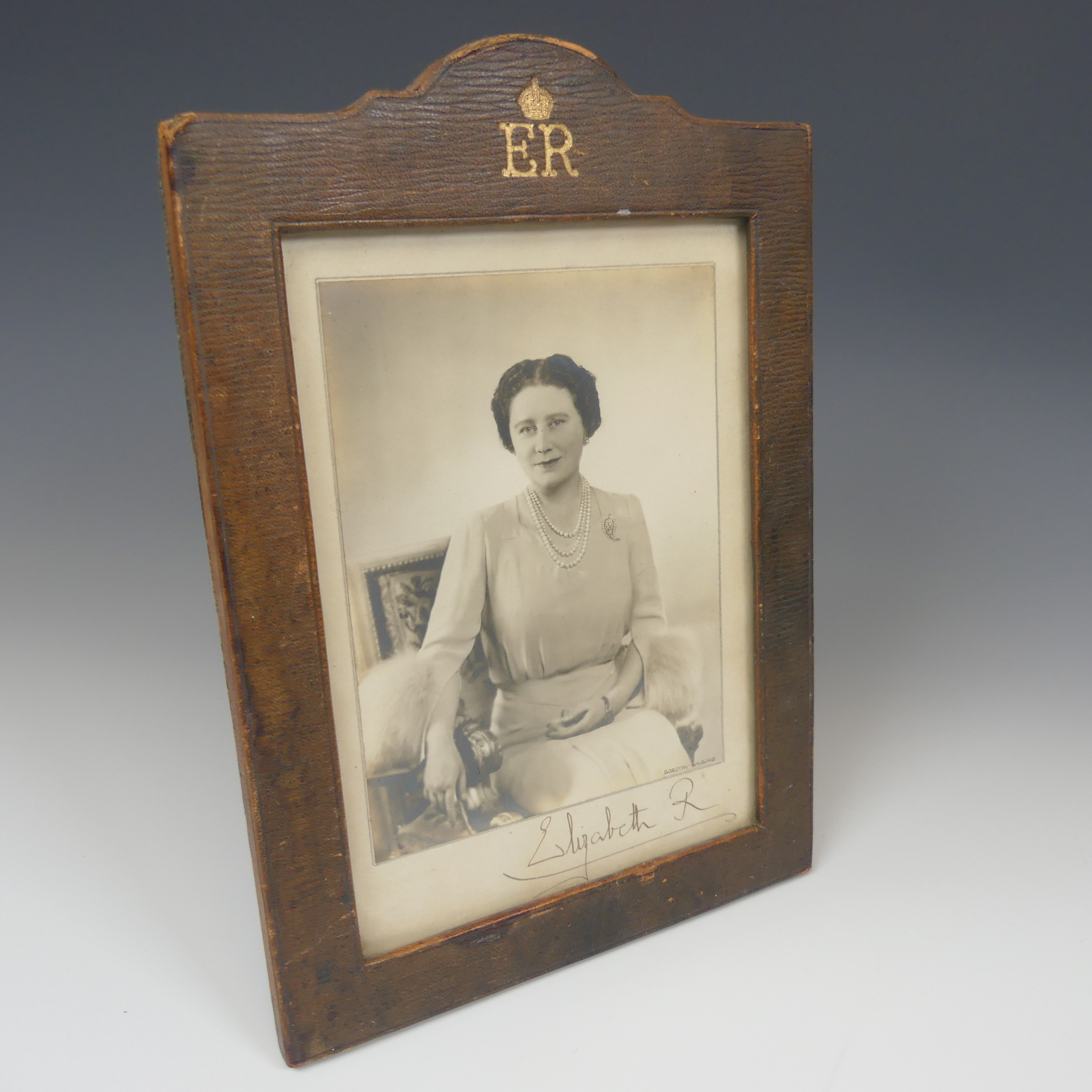 A pair of portrait photographs of King George VI and Queen Elizabeth, taken by Dorothy Wilding, each - Bild 7 aus 8