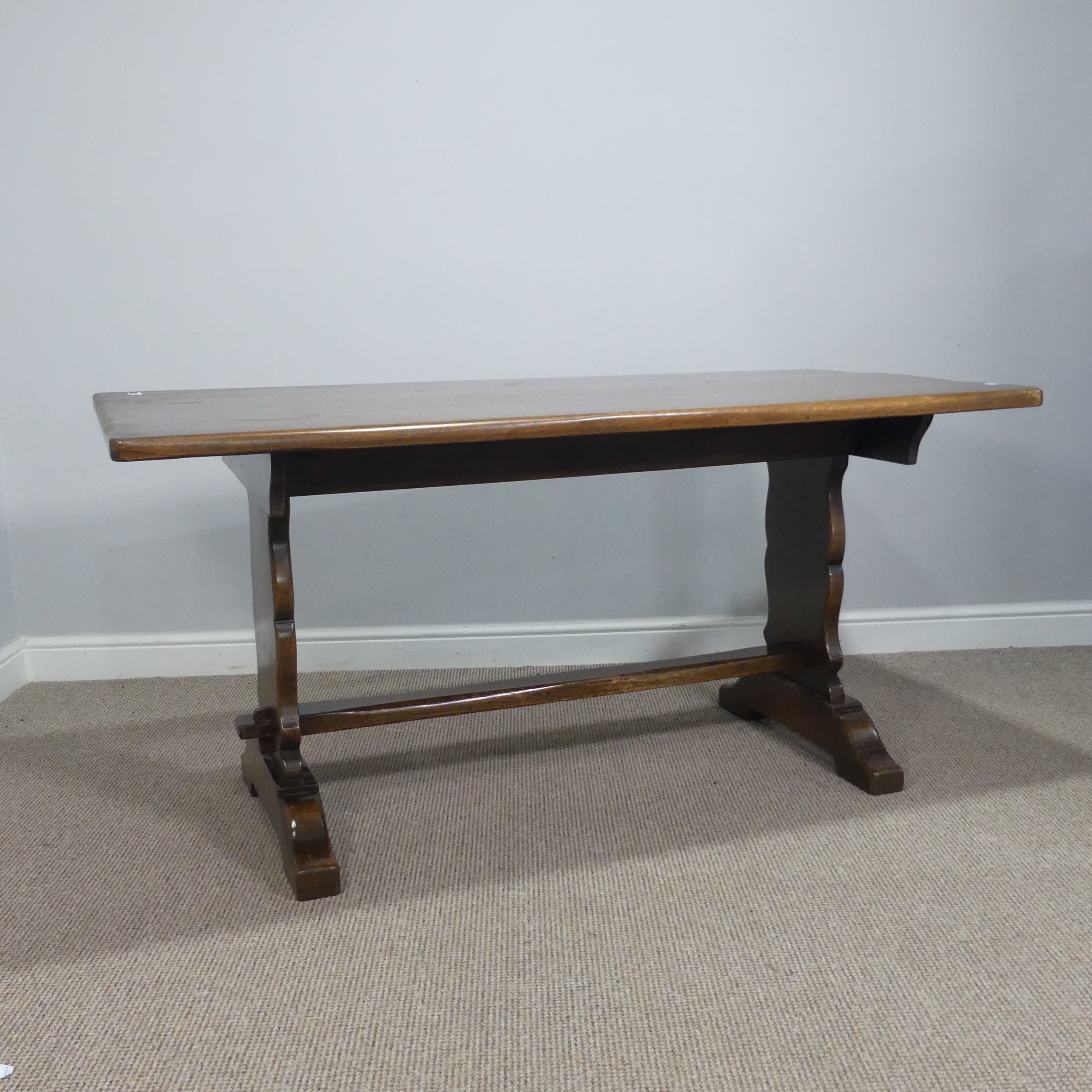 A craftsman style oak refectory dining Table, retailed by 'Shepherd & Hedger, Southampton', label to - Bild 2 aus 3