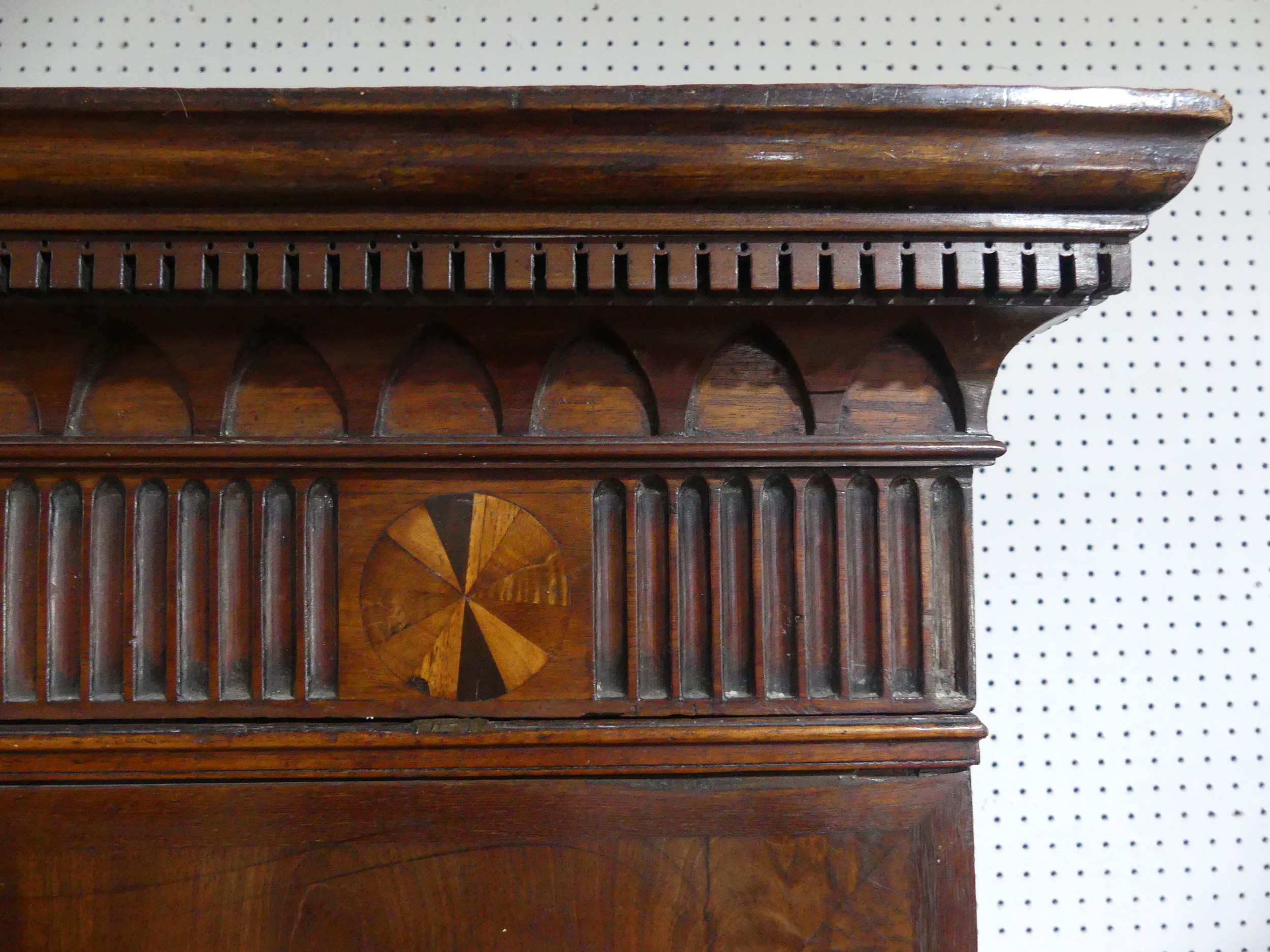 A Georgian mahogany secretaire Cabinet on Chest, carved geometric cornice with marquetry inlaid - Bild 3 aus 8