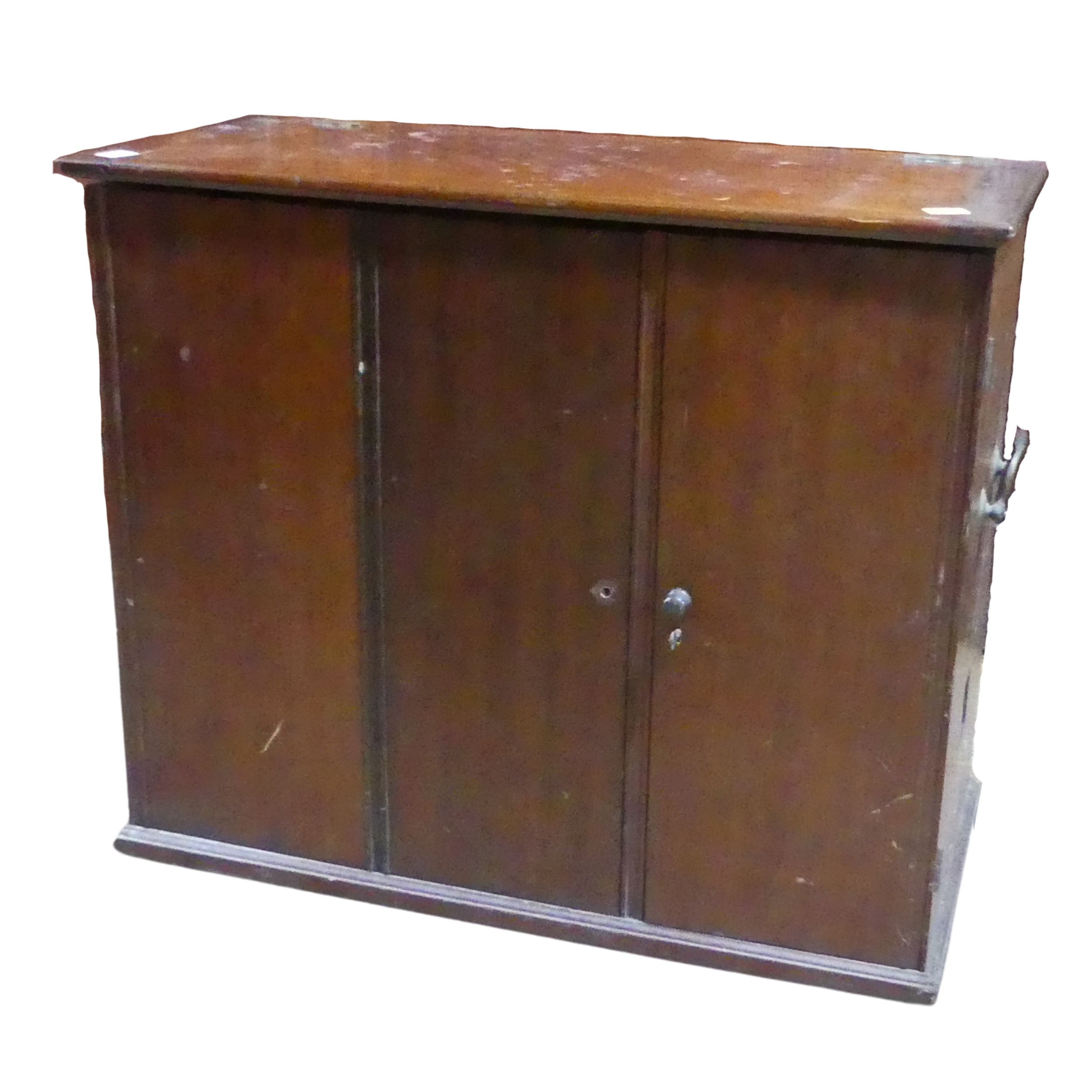 An antique mahogany storage Cabinet, hinged top over three doors concealing varying compartments, - Bild 3 aus 3
