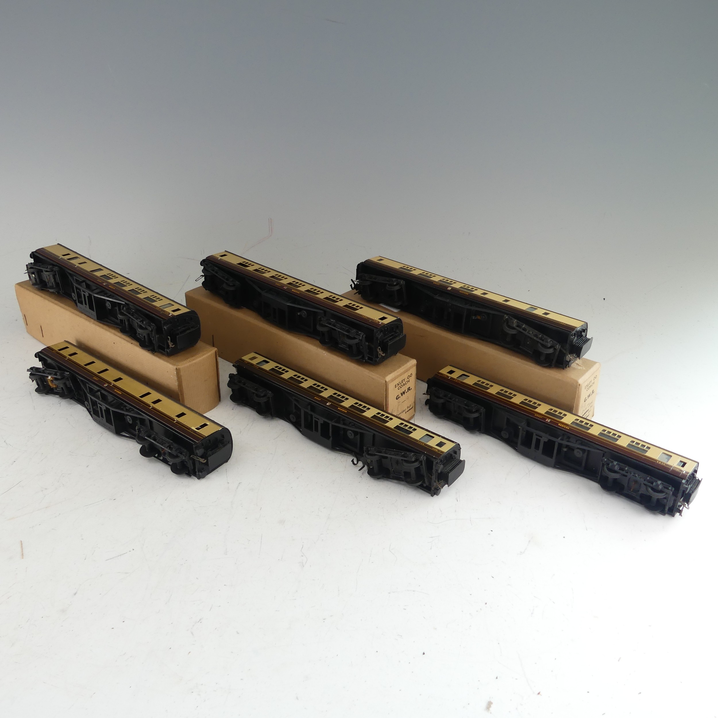 Exley: three ‘00’ gauge G.W.R. Passenger Coaches, chocolate and cream, including Side Corridor - Bild 7 aus 8