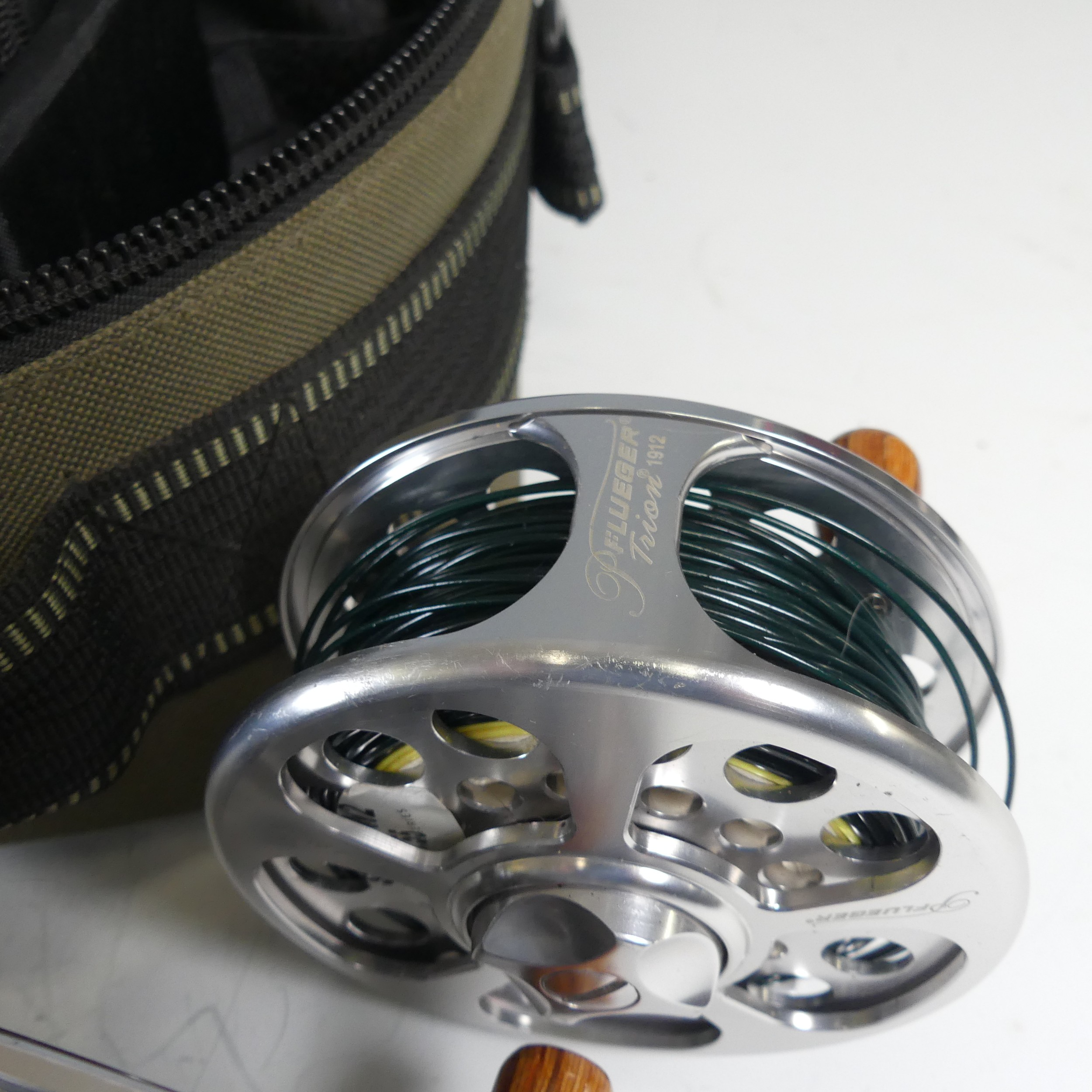 A collection of Fishing Reels in a Wilderness padded reel Bag, reels include a Pflueger Trion fly - Bild 3 aus 5