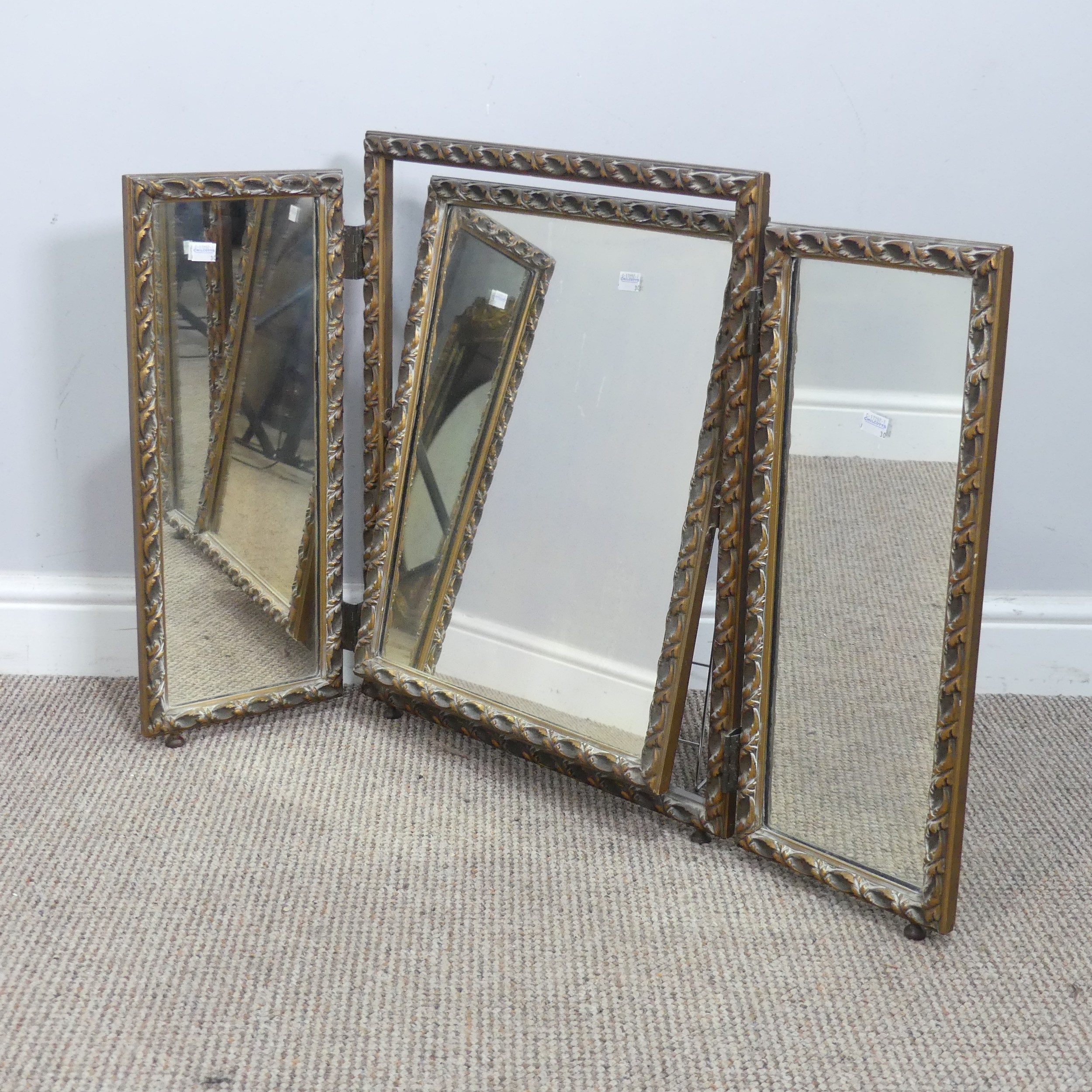 An early 20th century giltwood framed triptych dressing Mirror, W 91 cm x H 58 cm, together with - Bild 3 aus 3