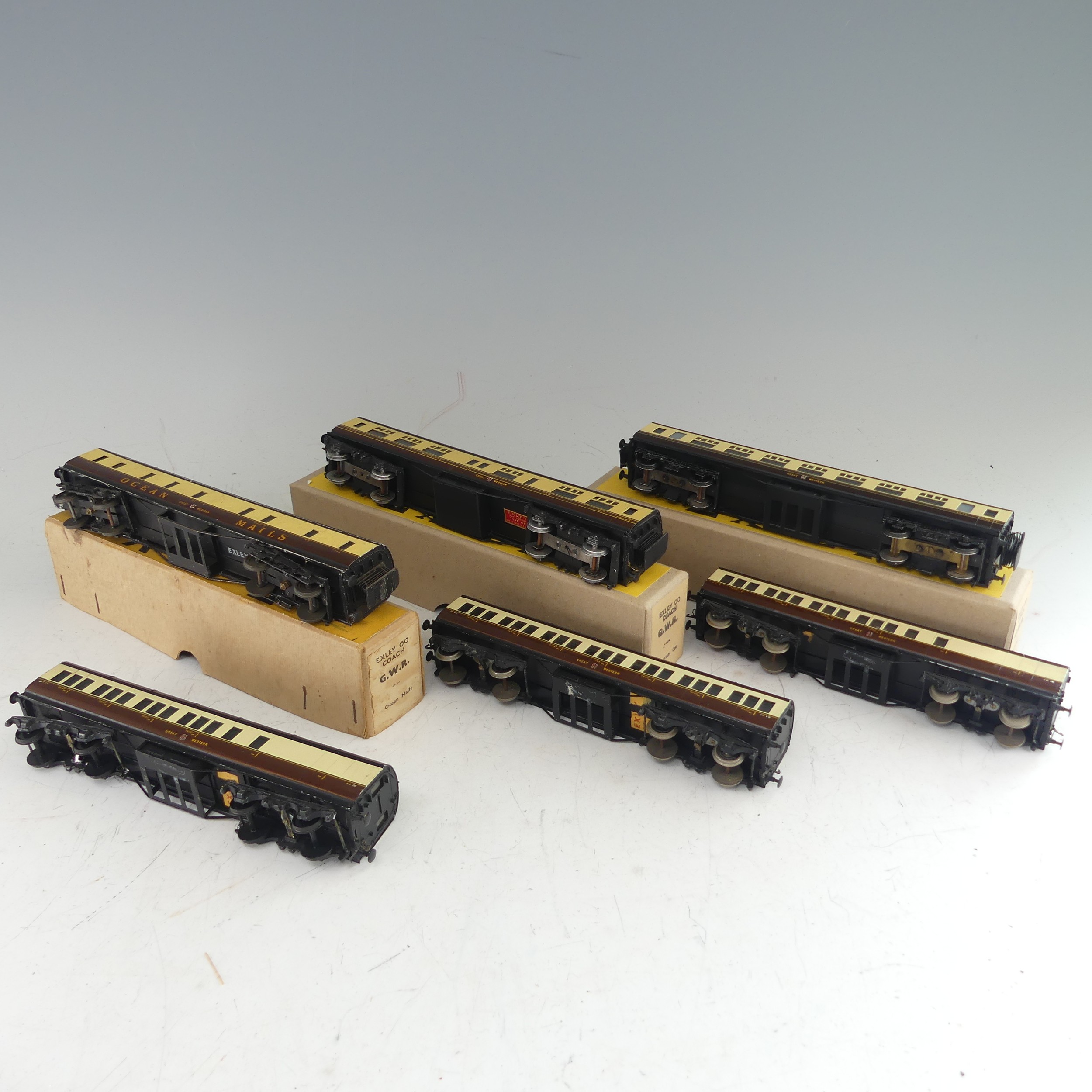 Exley: three ‘00’ gauge G.W.R. Passenger Coaches, chocolate and cream, including Ocean Mails No. - Image 5 of 6