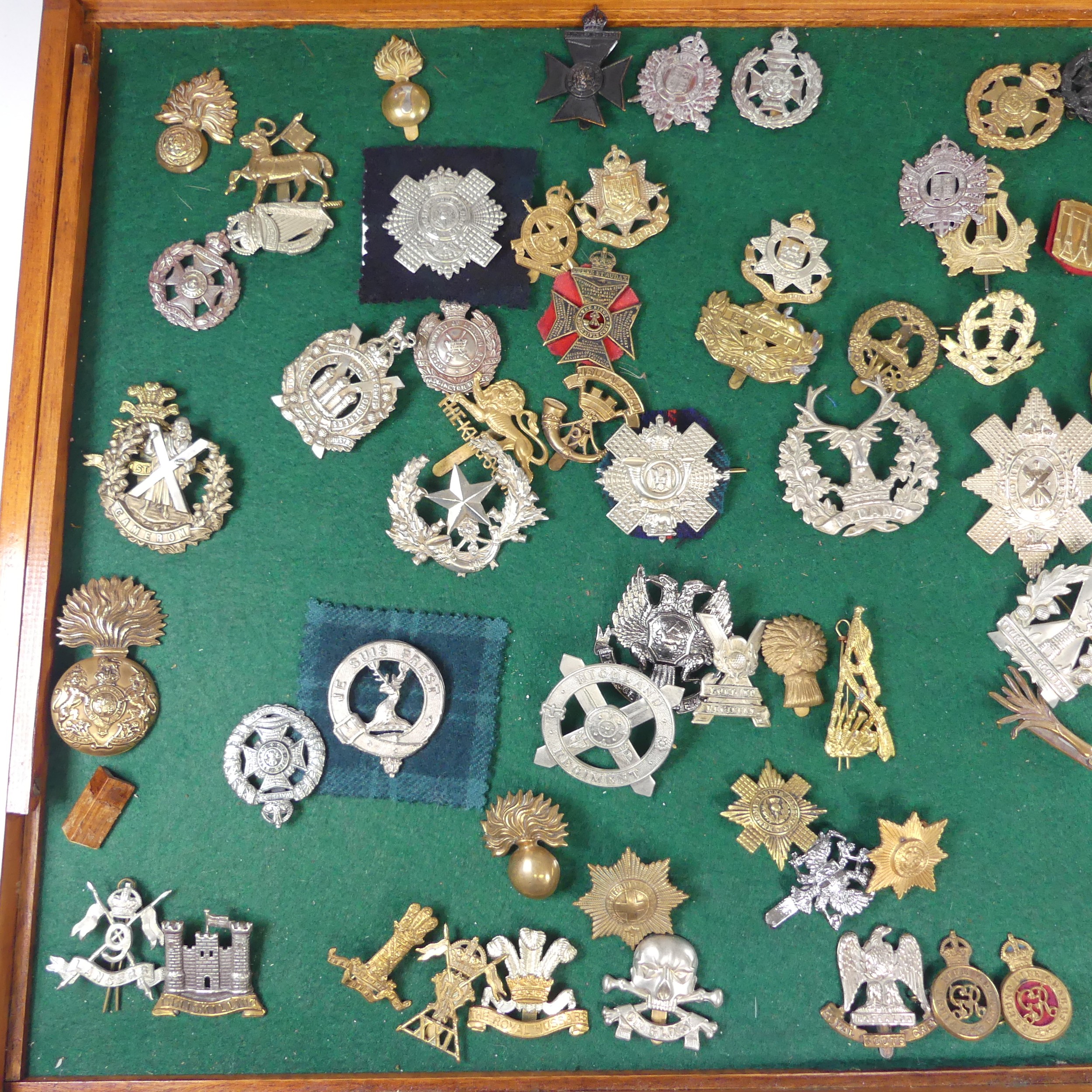 A large quantity of approximately 250 WW1, WW2 and later Cap Badges, including ; 60th King's Royal - Image 6 of 9