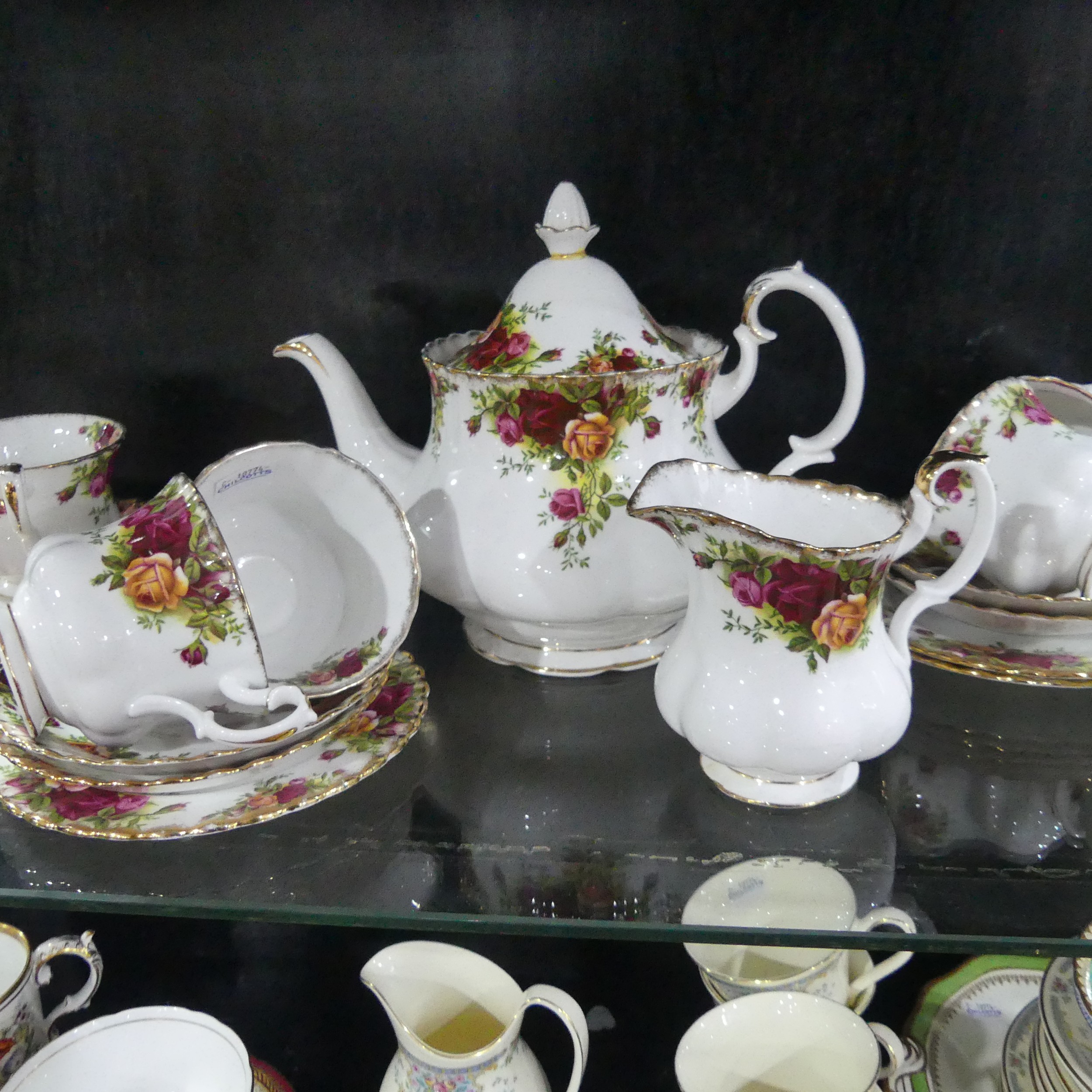 A 19th century Staffordshire part tea set, comprising teapot, sugar basin and cream jug with sixteen - Bild 4 aus 10