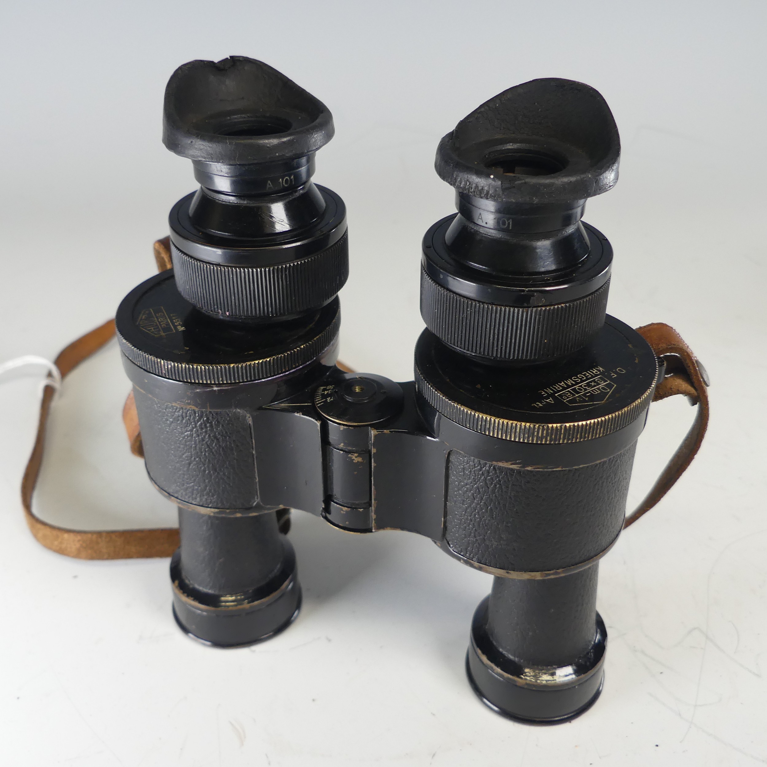 A pair of German WW2 Kriegsmarine Binoculars, stamped 'Dm-1v, 8 x 30, D.F. Artl, KRIEGSMARINE' - Bild 4 aus 8
