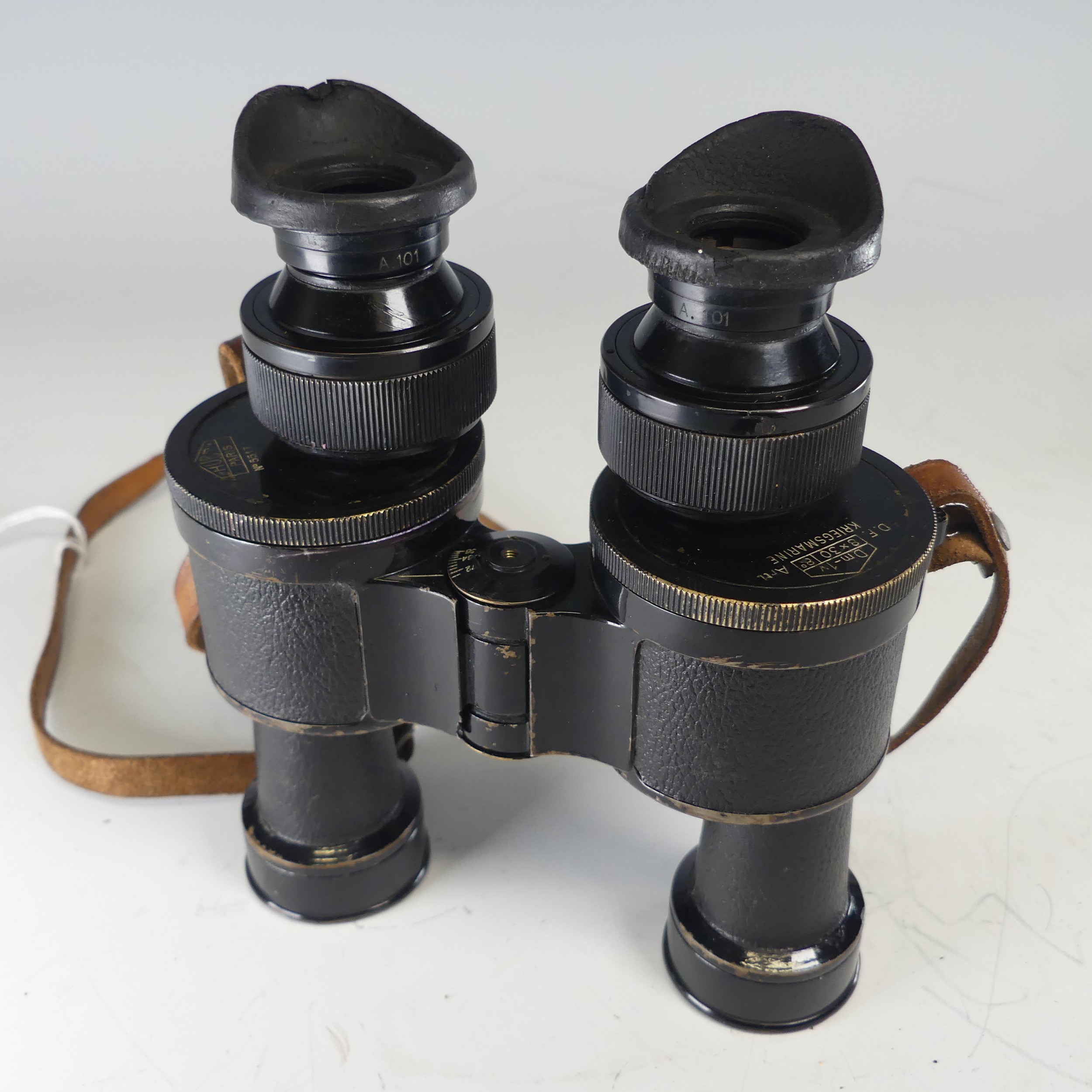 A pair of German WW2 Kriegsmarine Binoculars, stamped 'Dm-1v, 8 x 30, D.F. Artl, KRIEGSMARINE' - Image 4 of 8