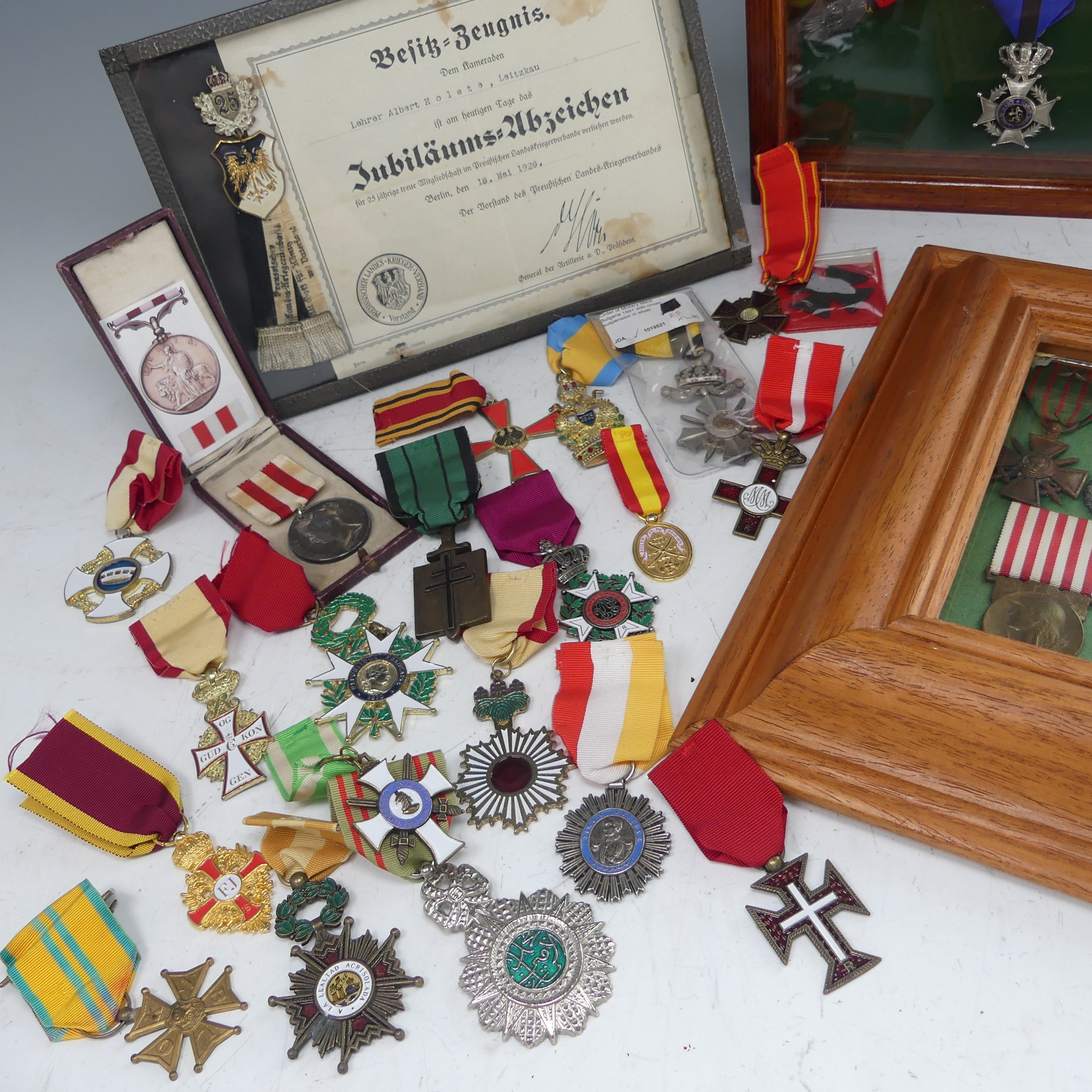 A collection of thirty-seven mainly 20th century Belgium, French and other European military army - Bild 3 aus 8