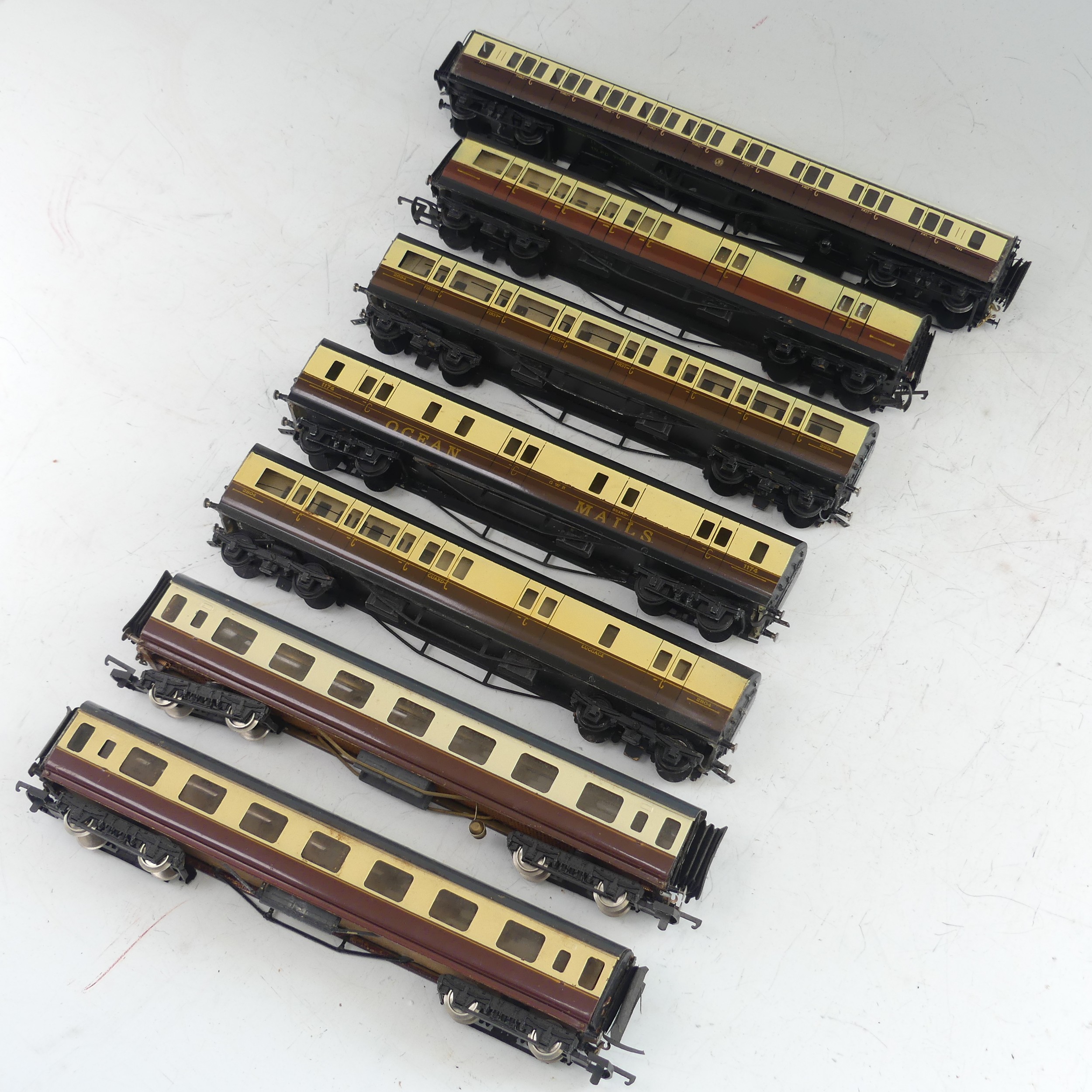 An '00' gauge G.W.R. 70' 1st/3rd Compound Corridor Coach No.7932, chocolate and cream, the base - Image 6 of 8