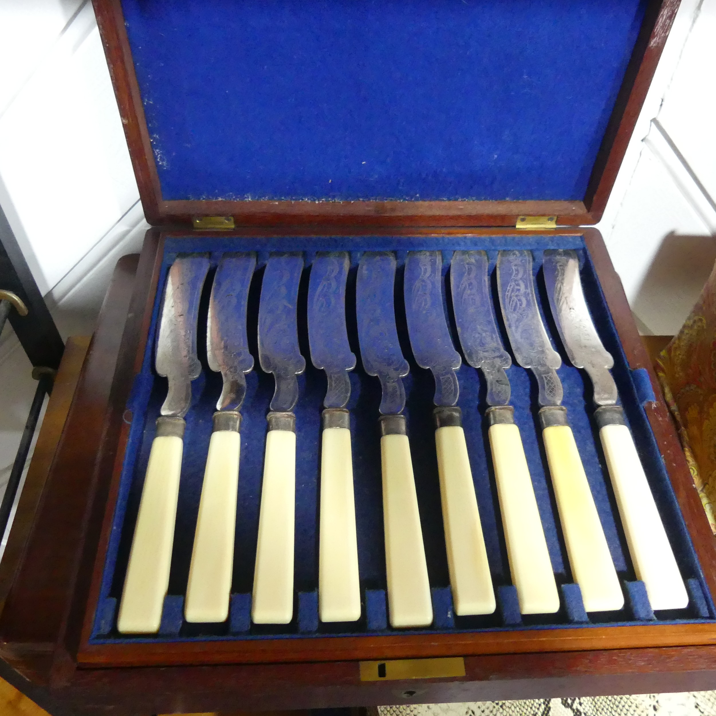A canteen of silver plated Fish Cutlery, six place setting with mother of pearl handles, in velvet - Image 7 of 14