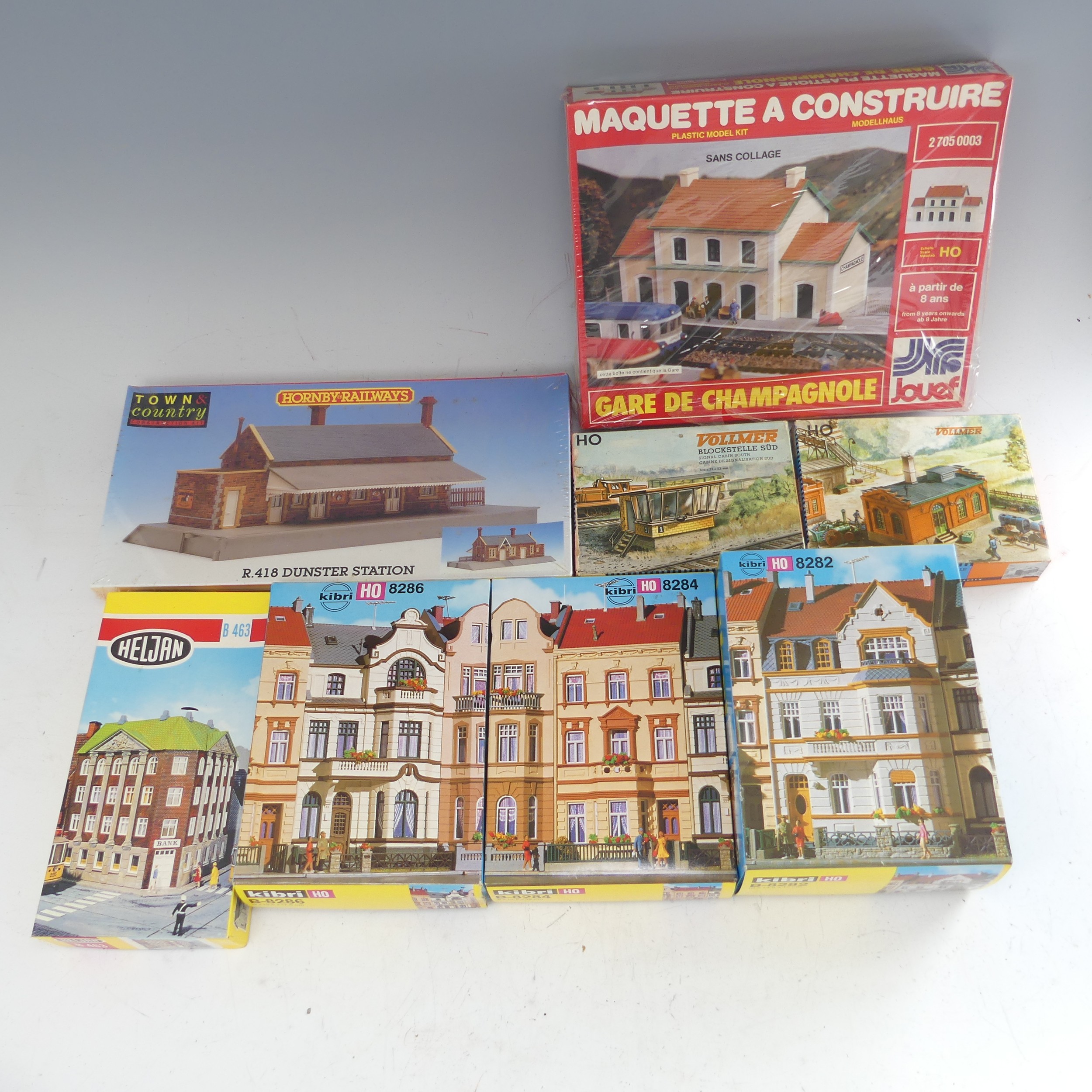 A quantity of '00' gauge plastic and card track and trackside accessories and buildings kits, - Image 3 of 18
