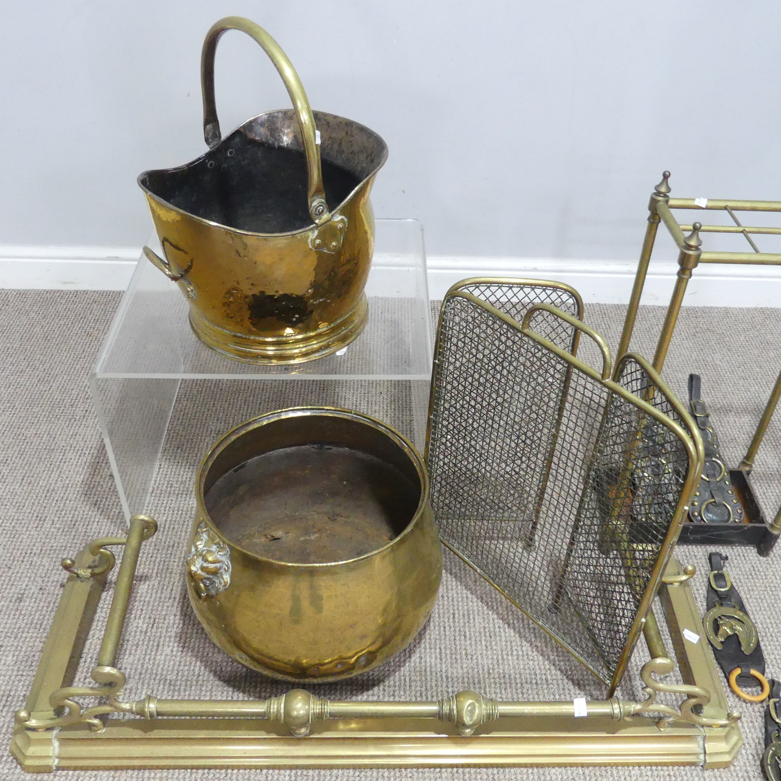 An early 20th century brass Stick Stand, H 63 cm, together with a brass fender, coal bucket, large - Image 4 of 4