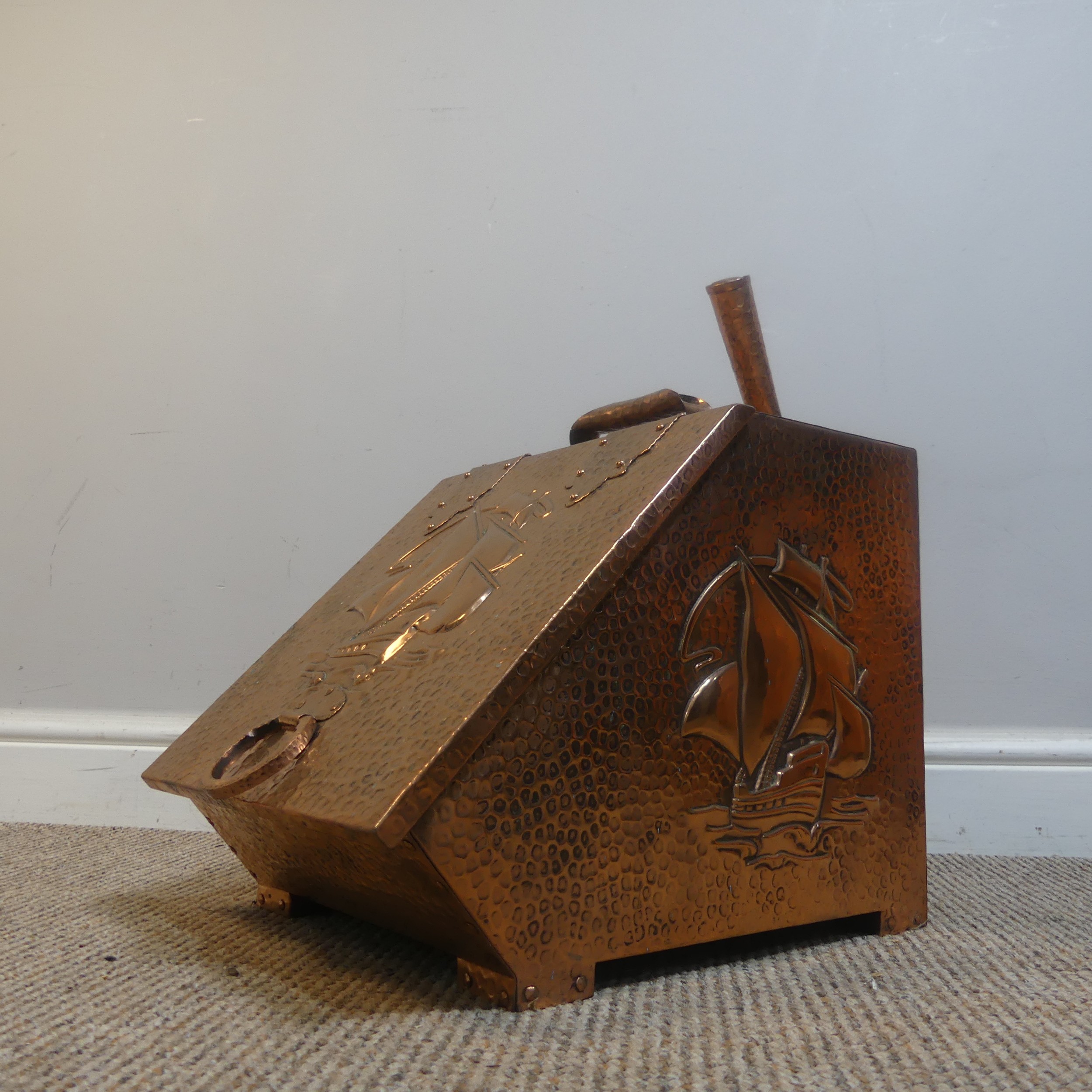 J & F Poole of Hayle Arts & Crafts copper coal Scuttle, with distinctive hammered finish and - Image 3 of 10