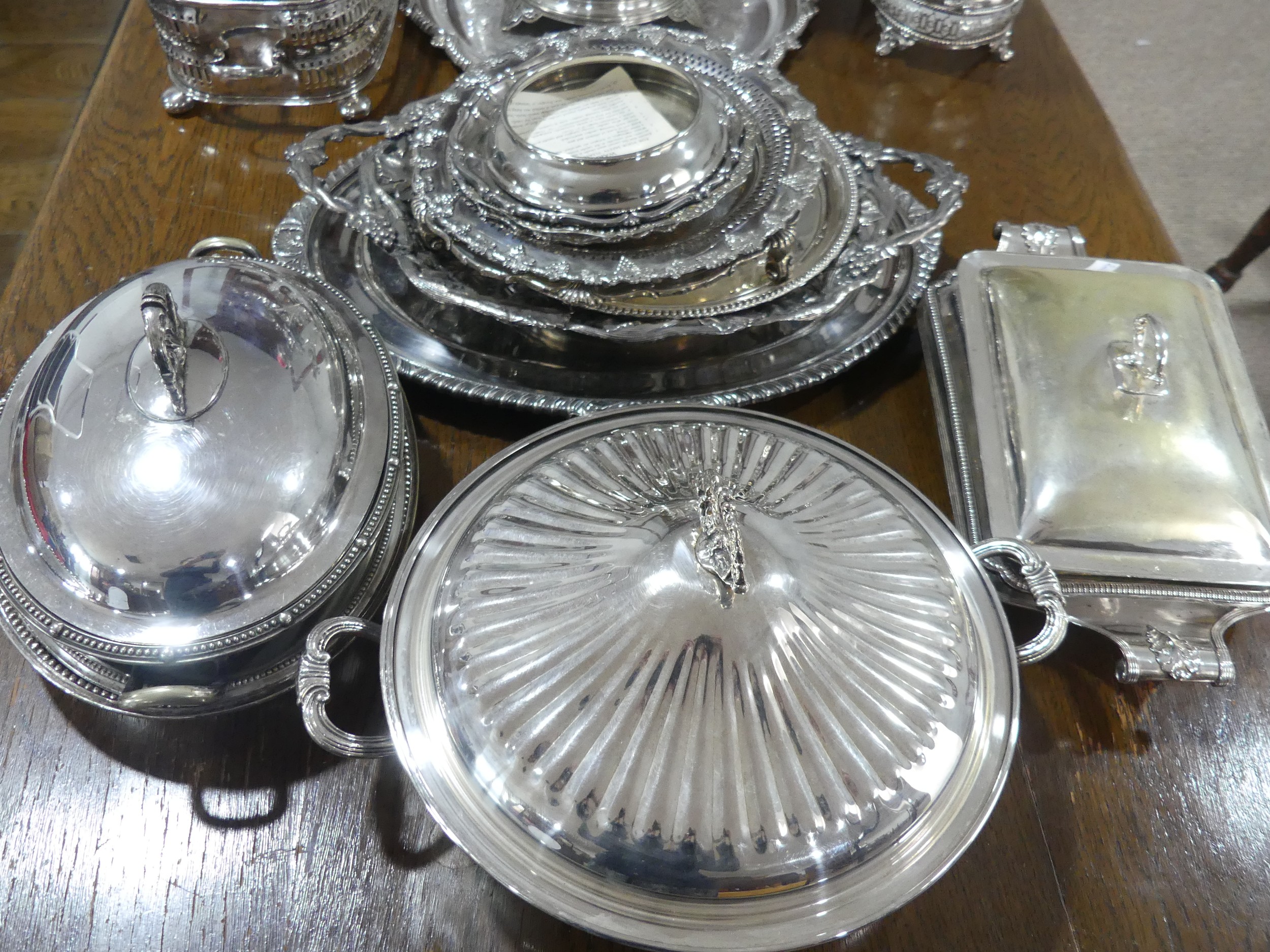 A large quantity of Silver Plate, including a centrepiece in the Aesthetic style, 49.5cm high, as - Bild 4 aus 9