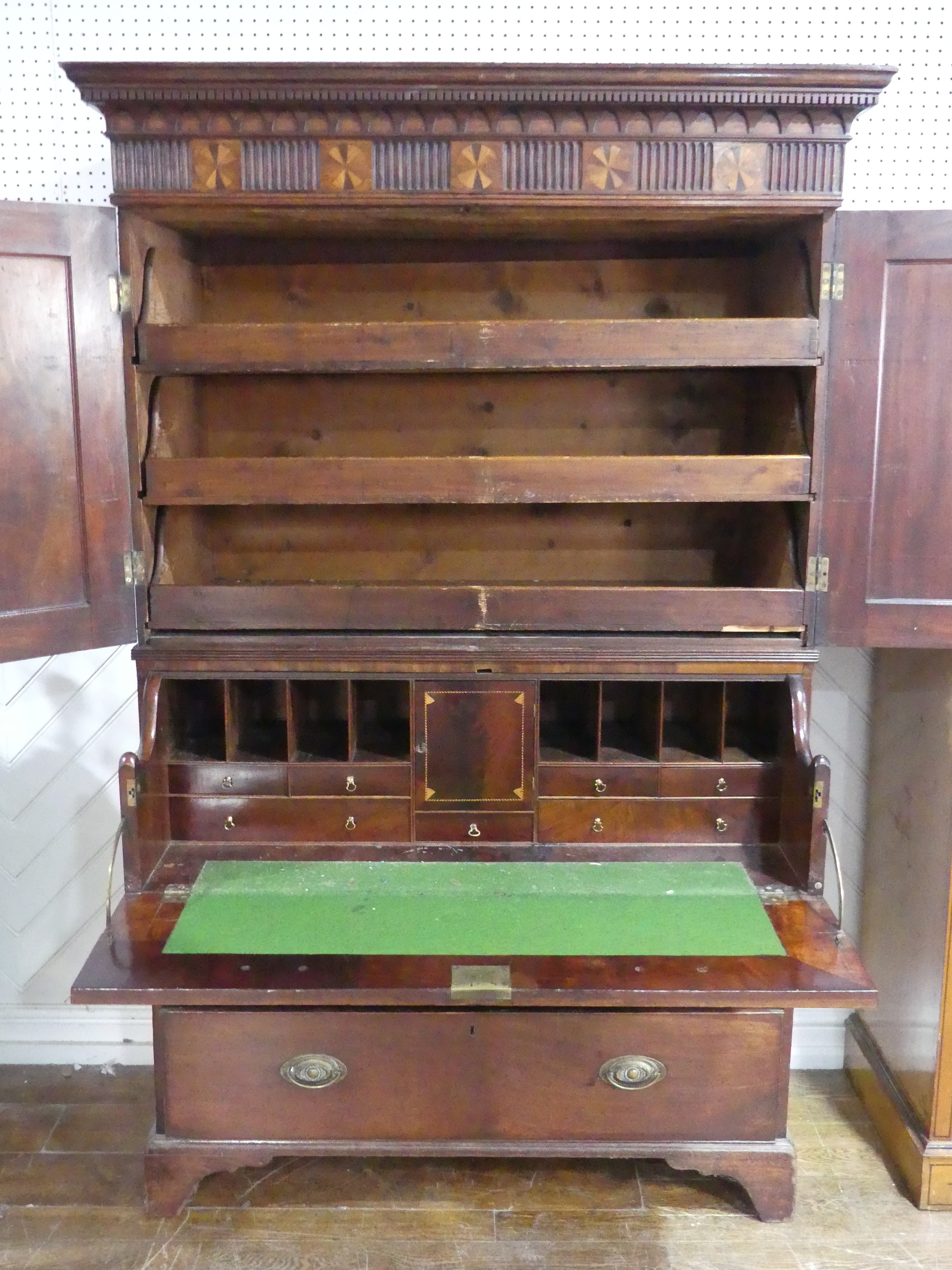 A Georgian mahogany secretaire Cabinet on Chest, carved geometric cornice with marquetry inlaid - Bild 7 aus 8