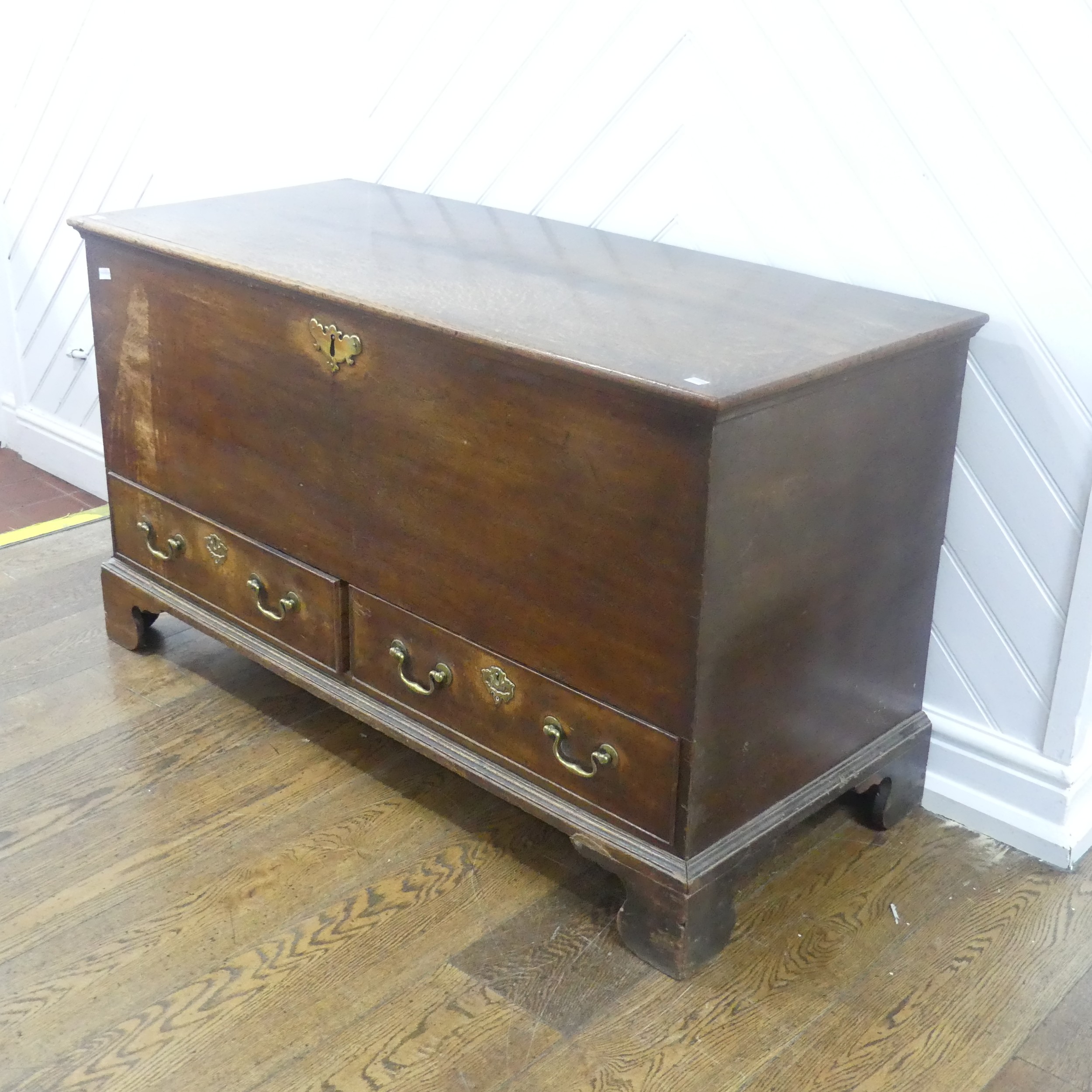An early Georgian oak mule Chest, rectangular top over two drawers raised on bracket feet, W 124 - Image 3 of 8