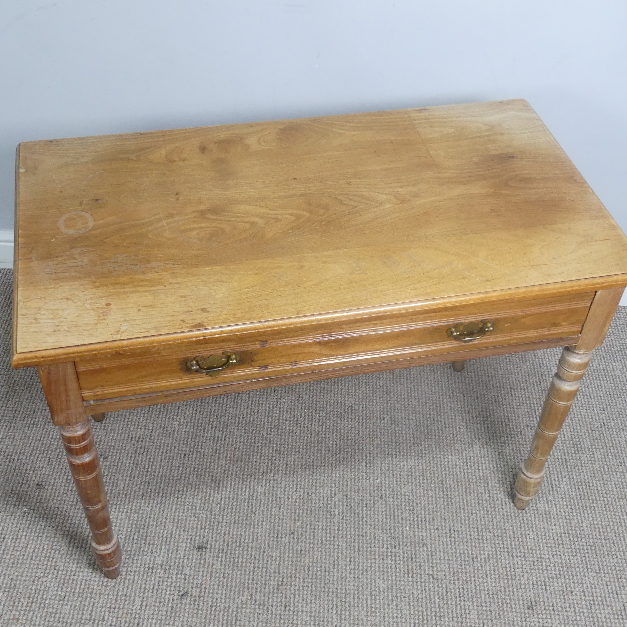 An early 20th century light oak Side Table, with frieze drawer, raise on turned supports, W 92 cm - Image 3 of 5