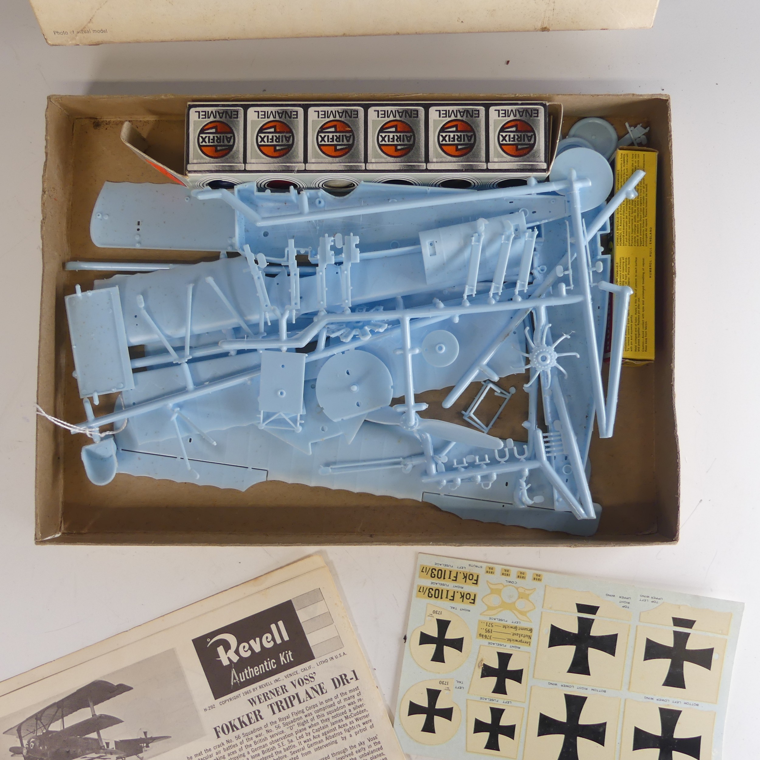 A Revell Airfix Fokker Triplane plastic model Kit, authentic model of Werner Voss' Fokker DR-1 - Bild 3 aus 3