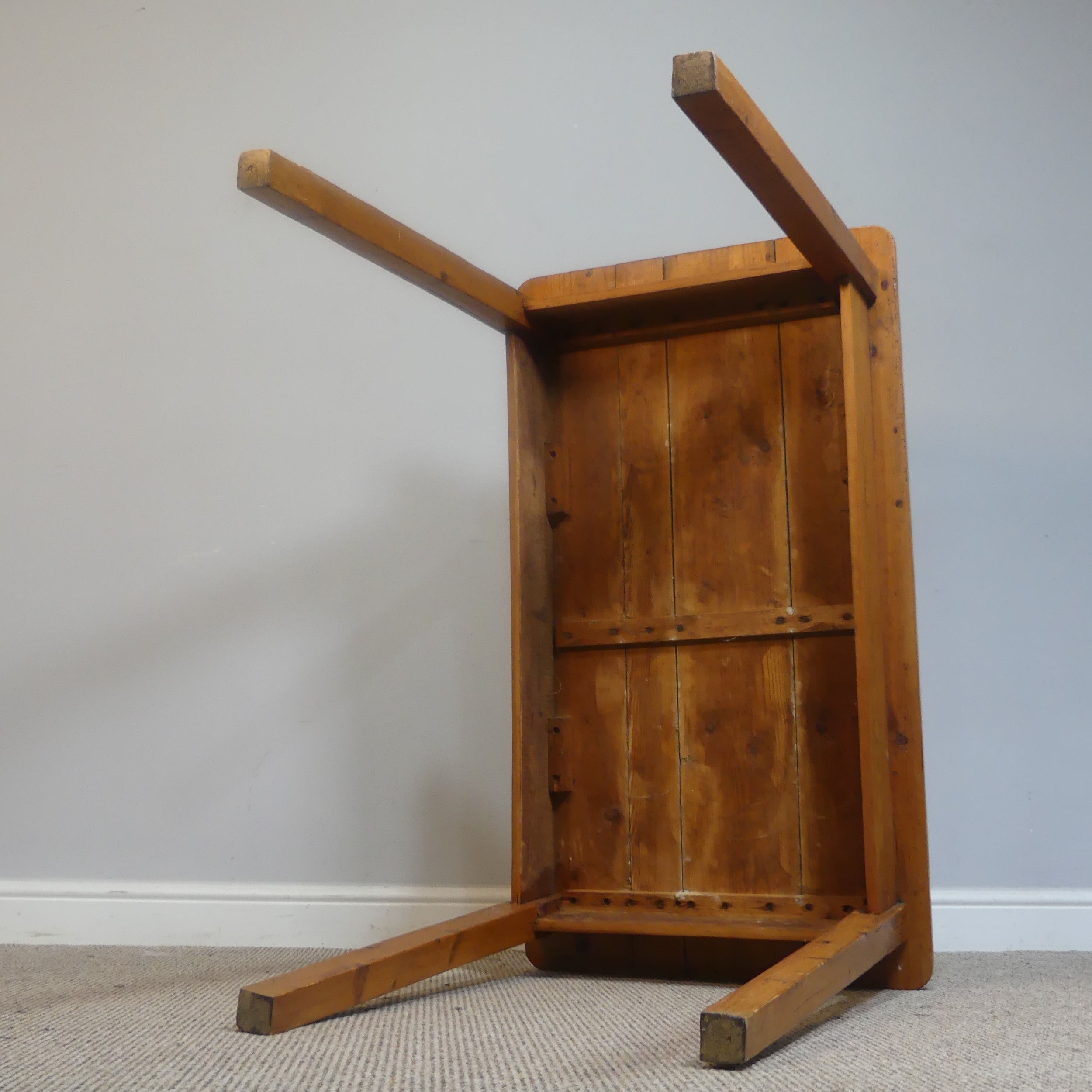 A small antique stained pine side Table, in the style of a kitchen Table, rectangular top raised - Bild 8 aus 8