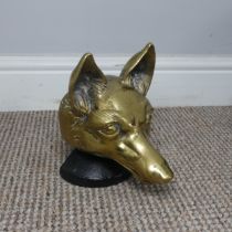 An antique brass doorstop in the form of a Fox / Wolf, H 18 cm.