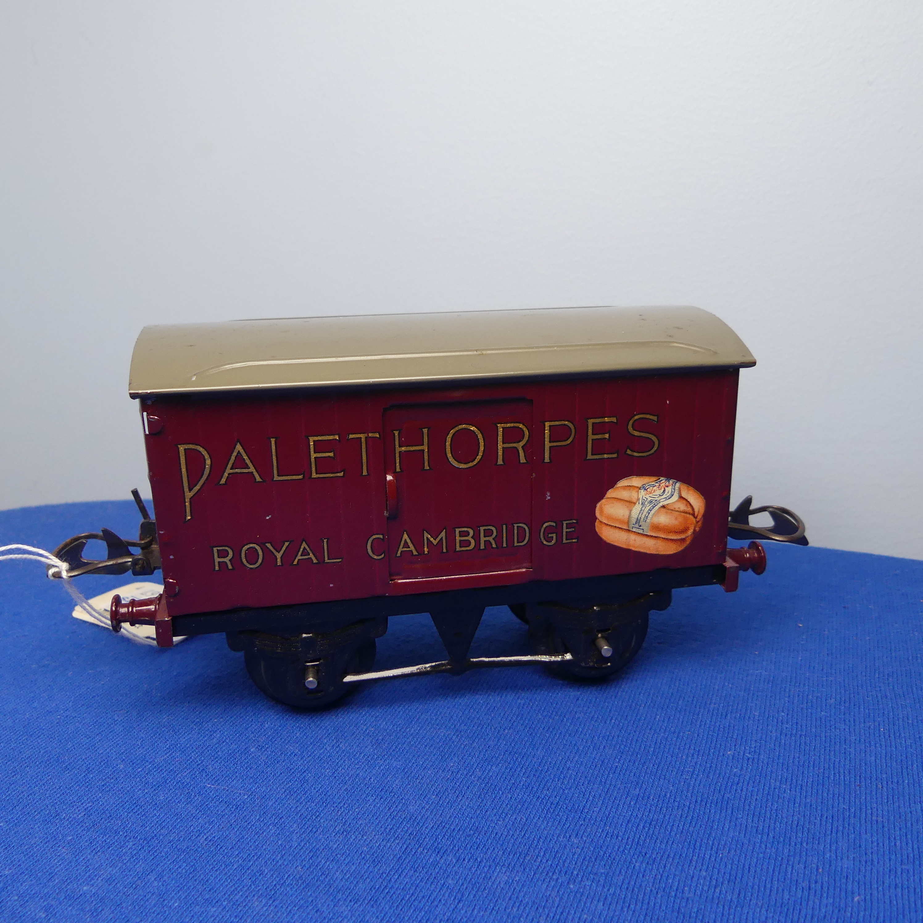 Hornby '0' gauge "Palethorpes Sausage" Van, RS717, maroon body, "Palethorpes Royal Cambridge", - Bild 6 aus 9