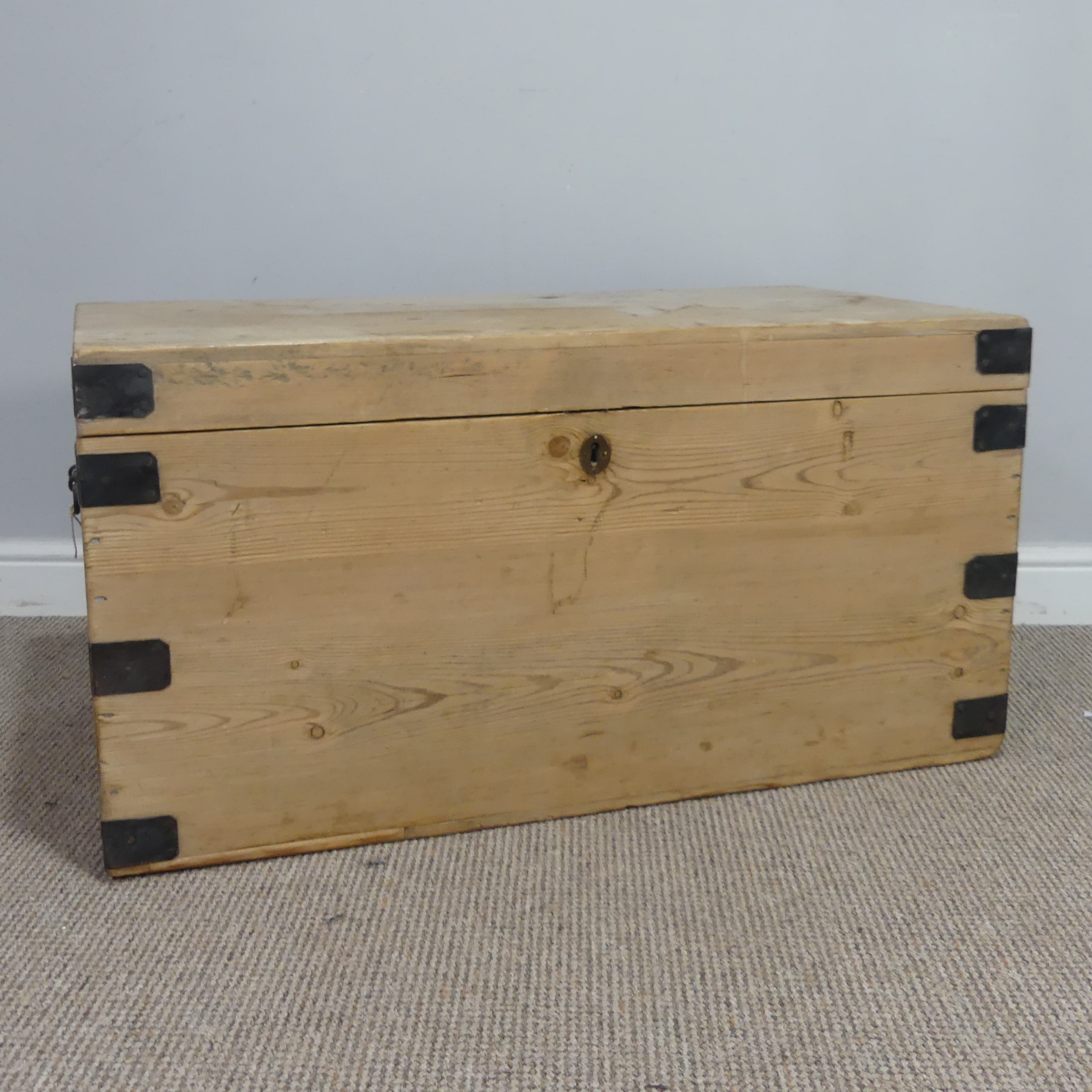 An antique stripped pine and iron bound Blanket Box, W 92 cm x H 48.5 cm x D 49 cm. - Bild 2 aus 11