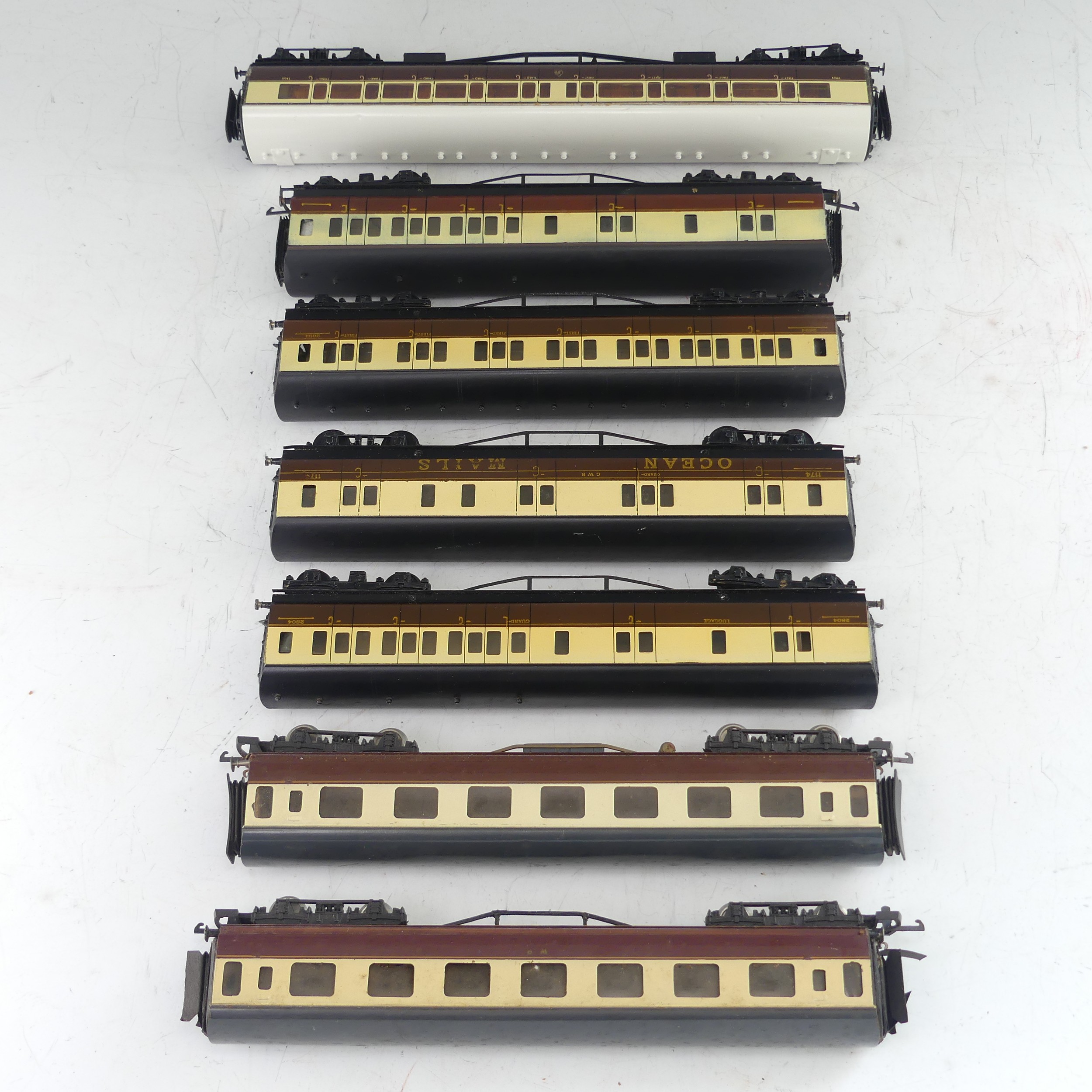 An '00' gauge G.W.R. 70' 1st/3rd Compound Corridor Coach No.7932, chocolate and cream, the base - Image 7 of 8
