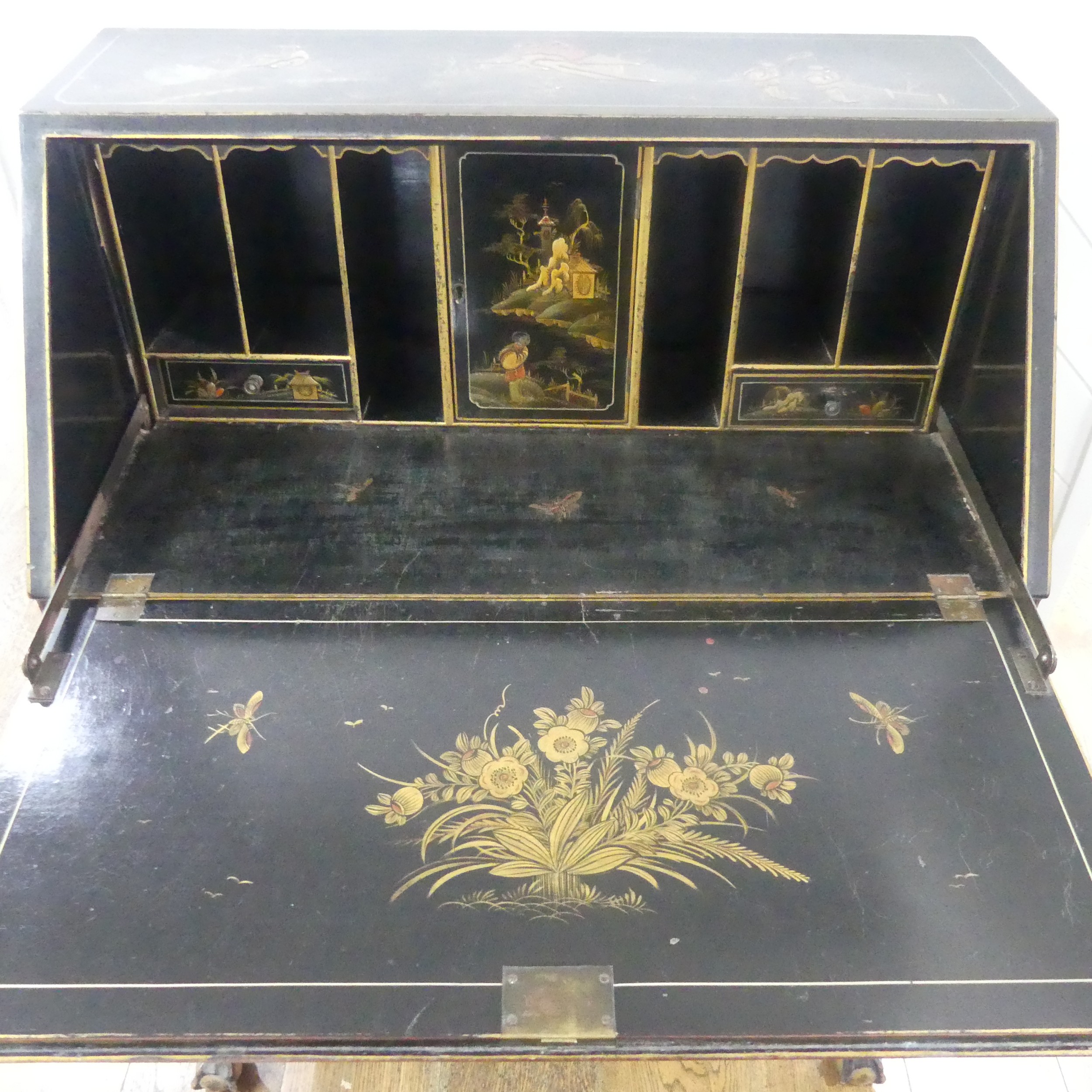 An early 20th century Chinoiserie Bureau, black lacquered and gilt painted decorations, sloped - Bild 3 aus 7