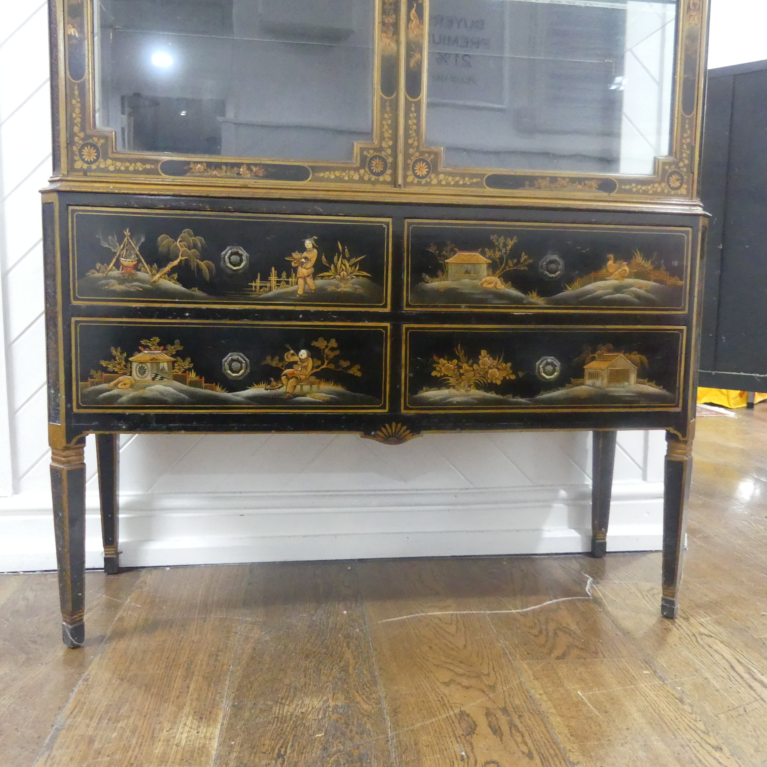 An early 20th century Chinoiserie display Cabinet, black lacquered with gilt painted decorations, - Bild 2 aus 7