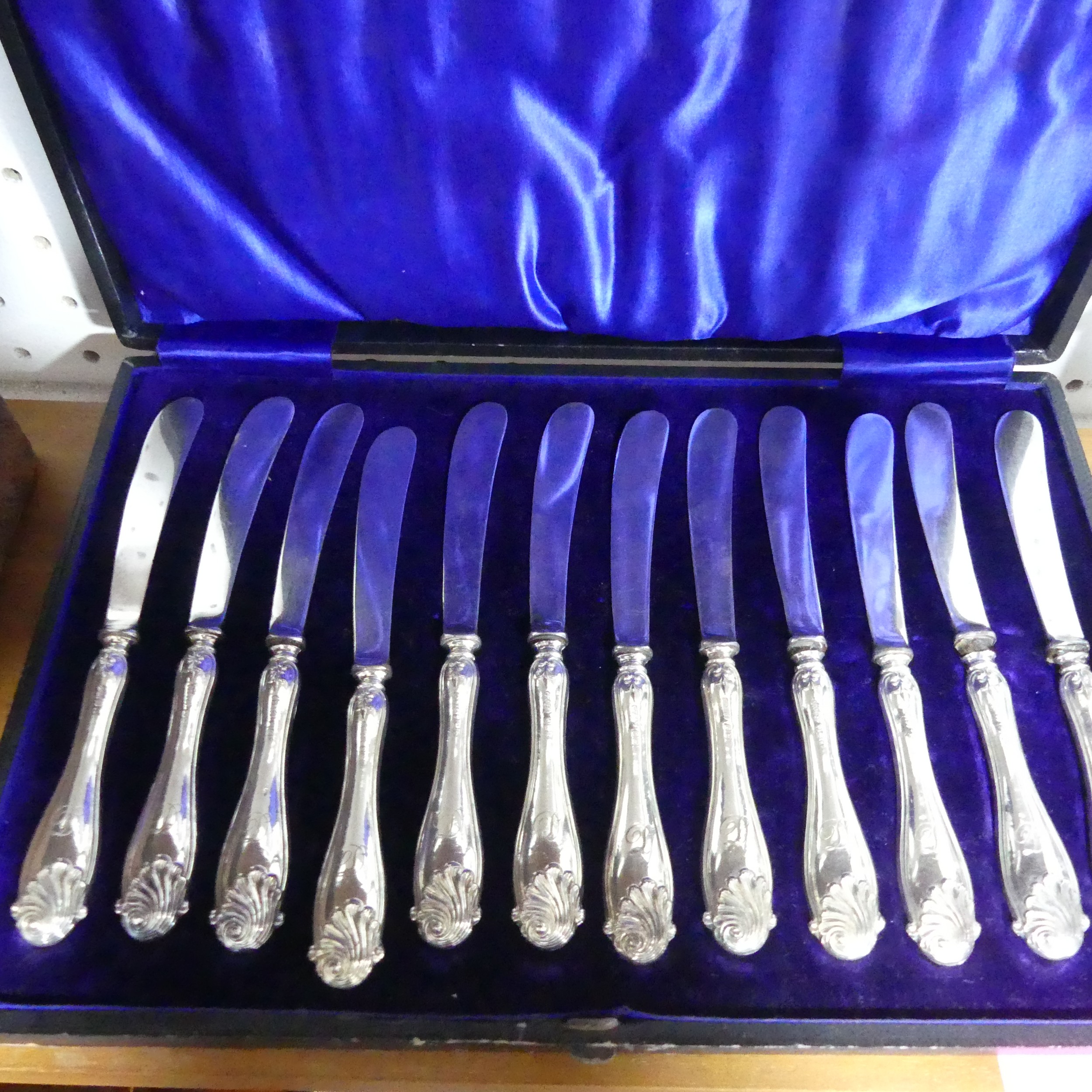 A canteen of silver plated Fish Cutlery, six place setting with mother of pearl handles, in velvet - Image 13 of 14