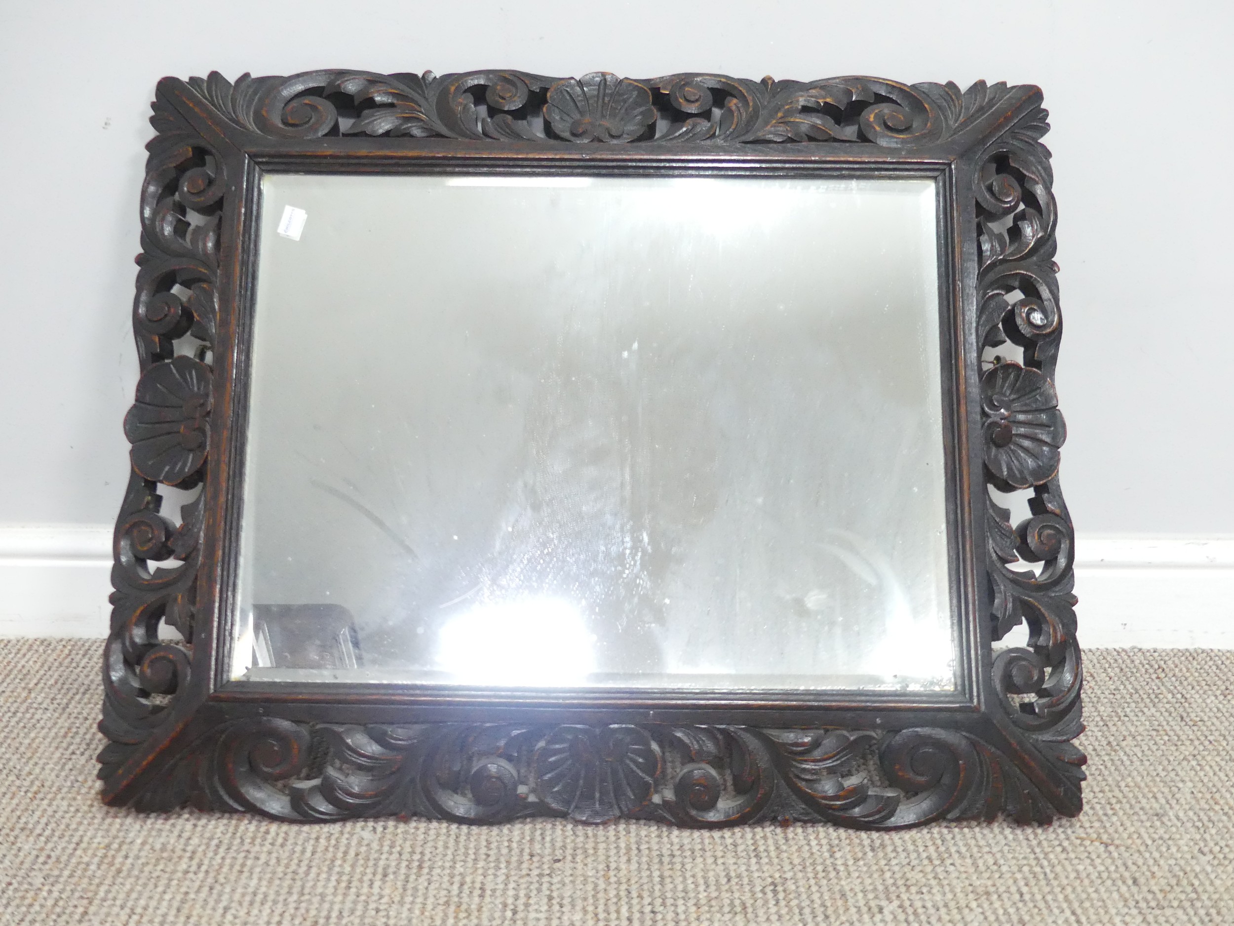 An antique carved and pierced oak rectangular wall Mirror, W 76 cm x H 62 cm. - Bild 3 aus 3